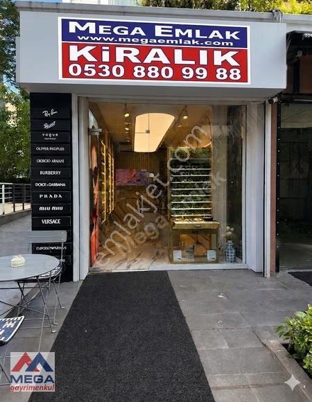 Caddebostan İskele Sokakta Düz Ayak Dükkan