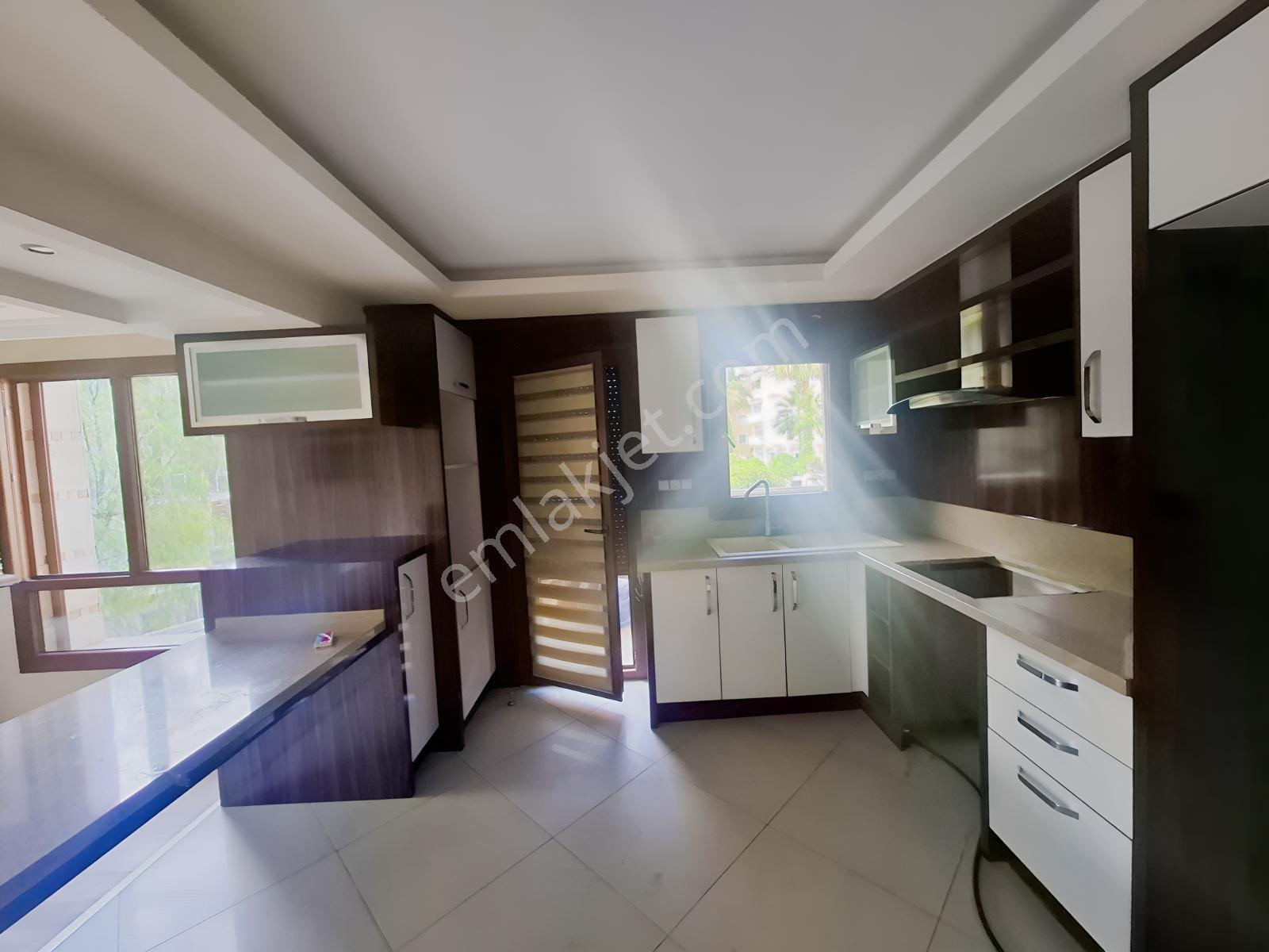 Kuşadası Marinada Elit Site İçerisinde 3+1 Satılık Daire - Görsel 12