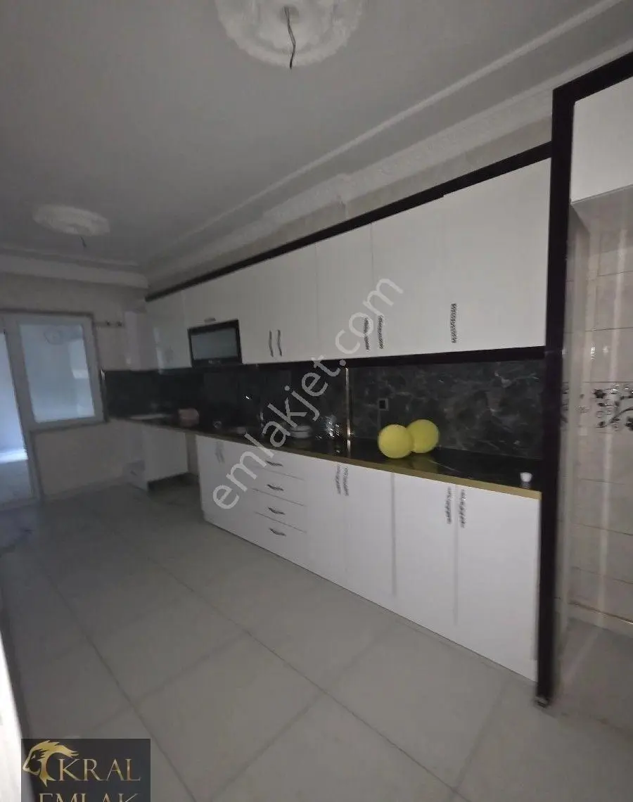 Yeşil Evlerde Mükemmel Konum Da Satılık 3+1 Kattan Bölme Daire