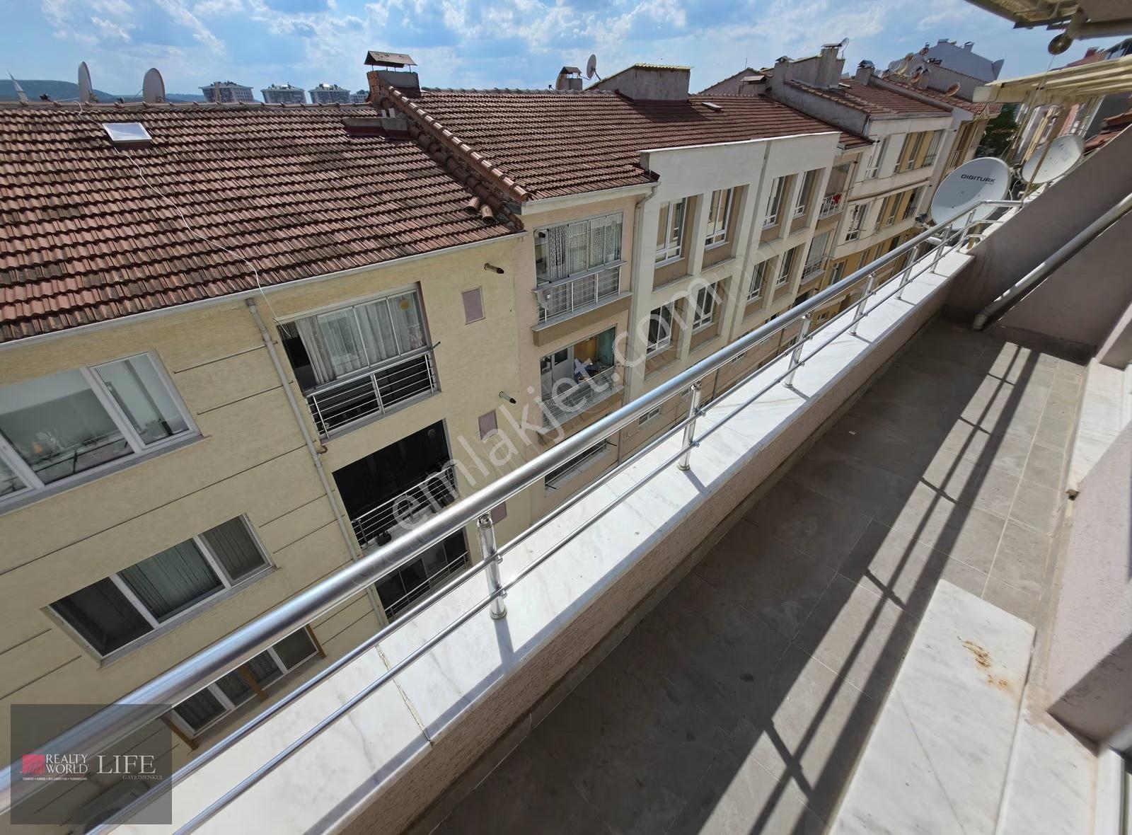 Rwlıfe// Büyükdere Mah. Kaplanlar Sokakta Kiralık 3+1 Daire - Görsel 3
