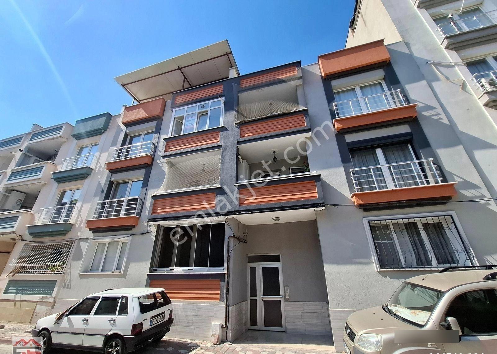 Akhisar Atatürk Pazar Pazarında Fahri Sertel Emlakta Kiralık 3+1