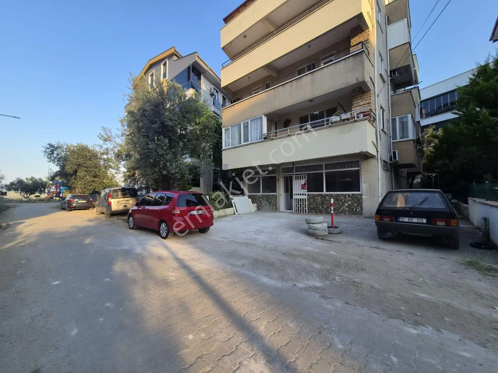 Akçay Yasa Arkası 170 M² Kurumsala Uygun Satılık İş Yeri