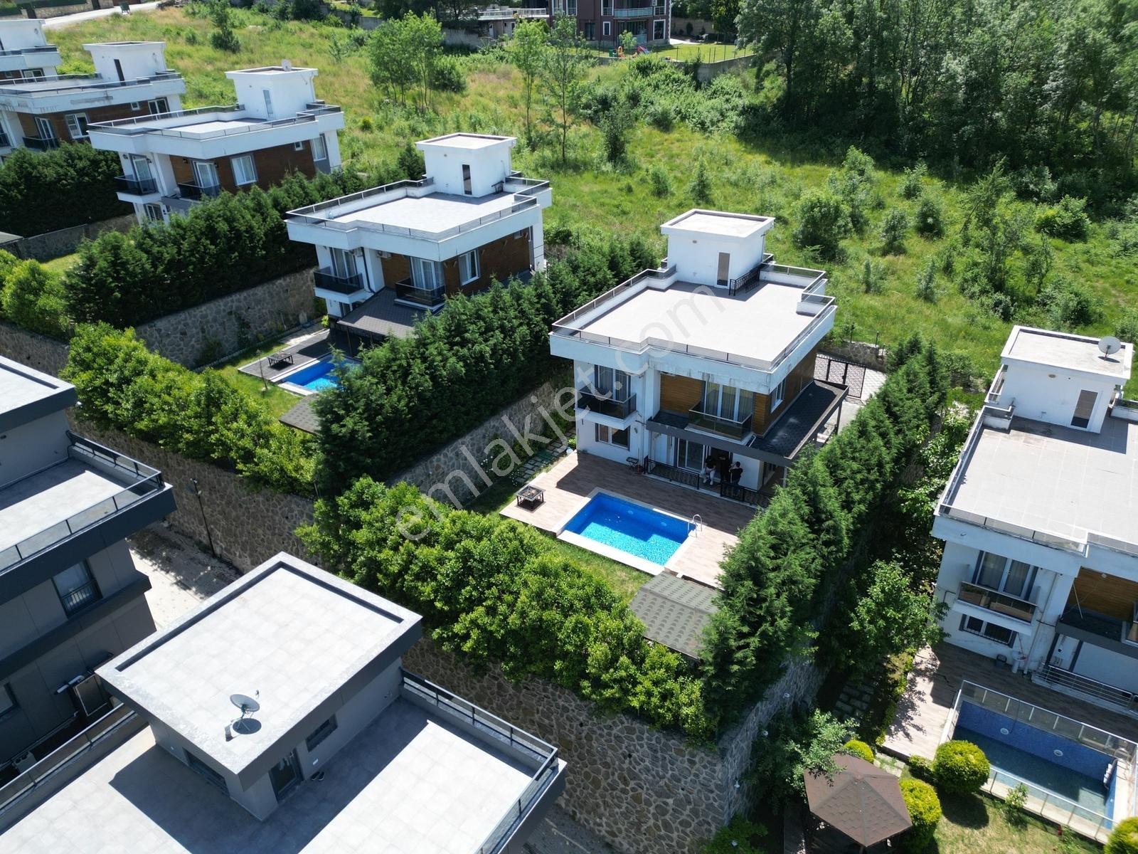 Sapanca Ünlücede Göl Manzaralı Havuzlu Ful Eşyalı 4+1 Villa - Görsel 12