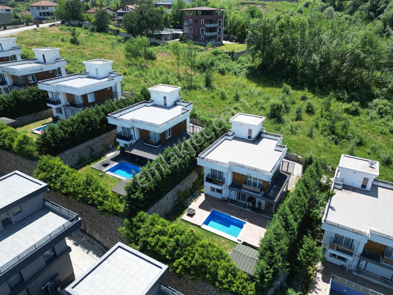 Sapanca Ünlücede Göl Manzaralı Havuzlu Ful Eşyalı 4+1 Villa - Görsel 11