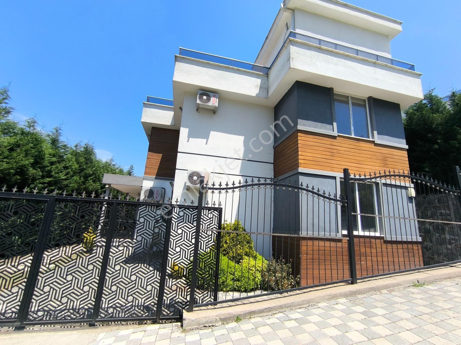 Sapanca Ünlücede Göl Manzaralı Havuzlu Ful Eşyalı 4+1 Villa - Görsel 18