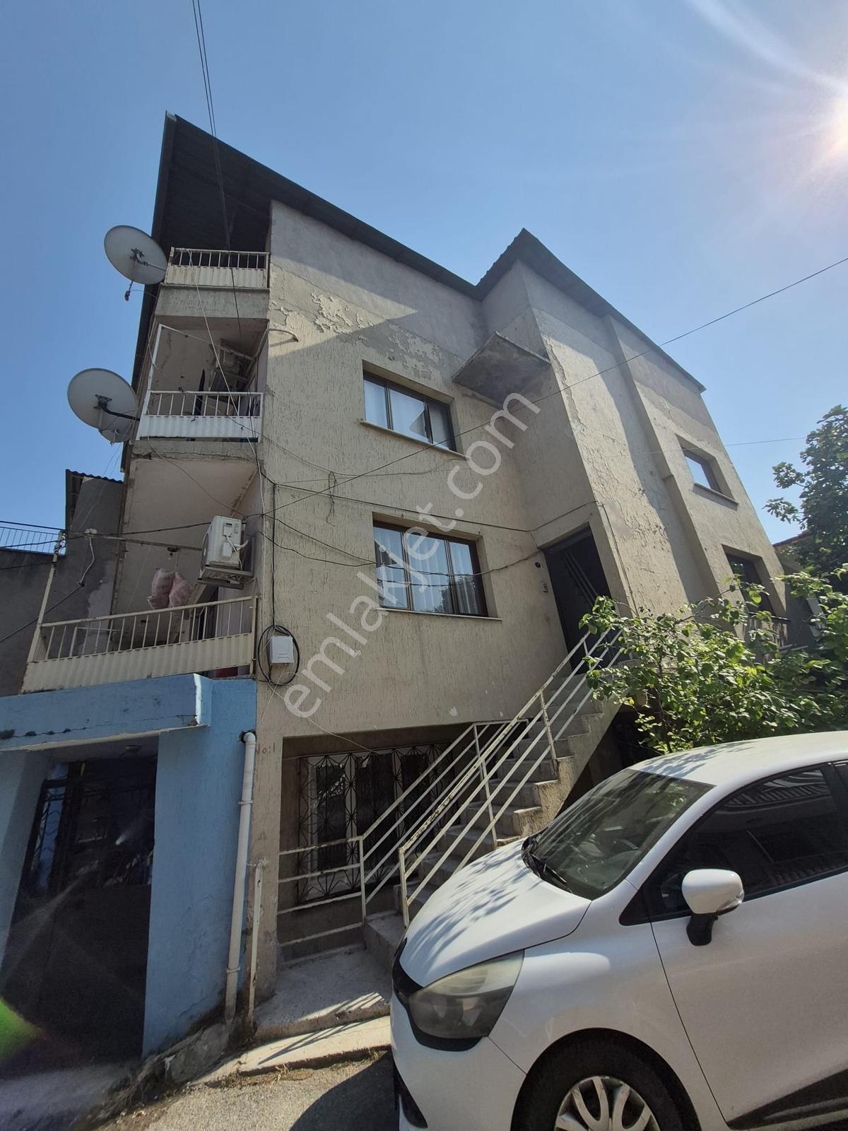 İzmir Buca Çaldıran Mah.polisokulu Arkasında/4katlı Bahçeli,bina