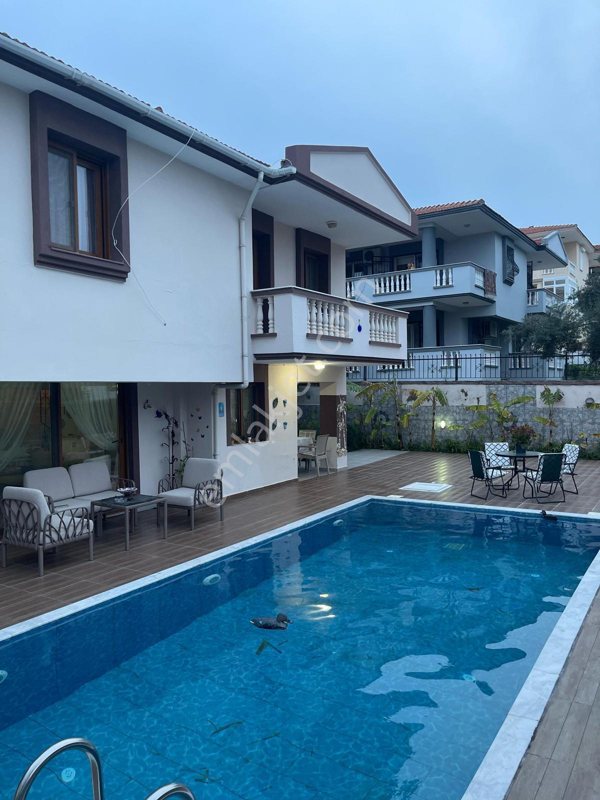 Çeşme Dalyan Marina Yakını Kiralık Sezonluk/aylık Müstakil Havuzlu Villa