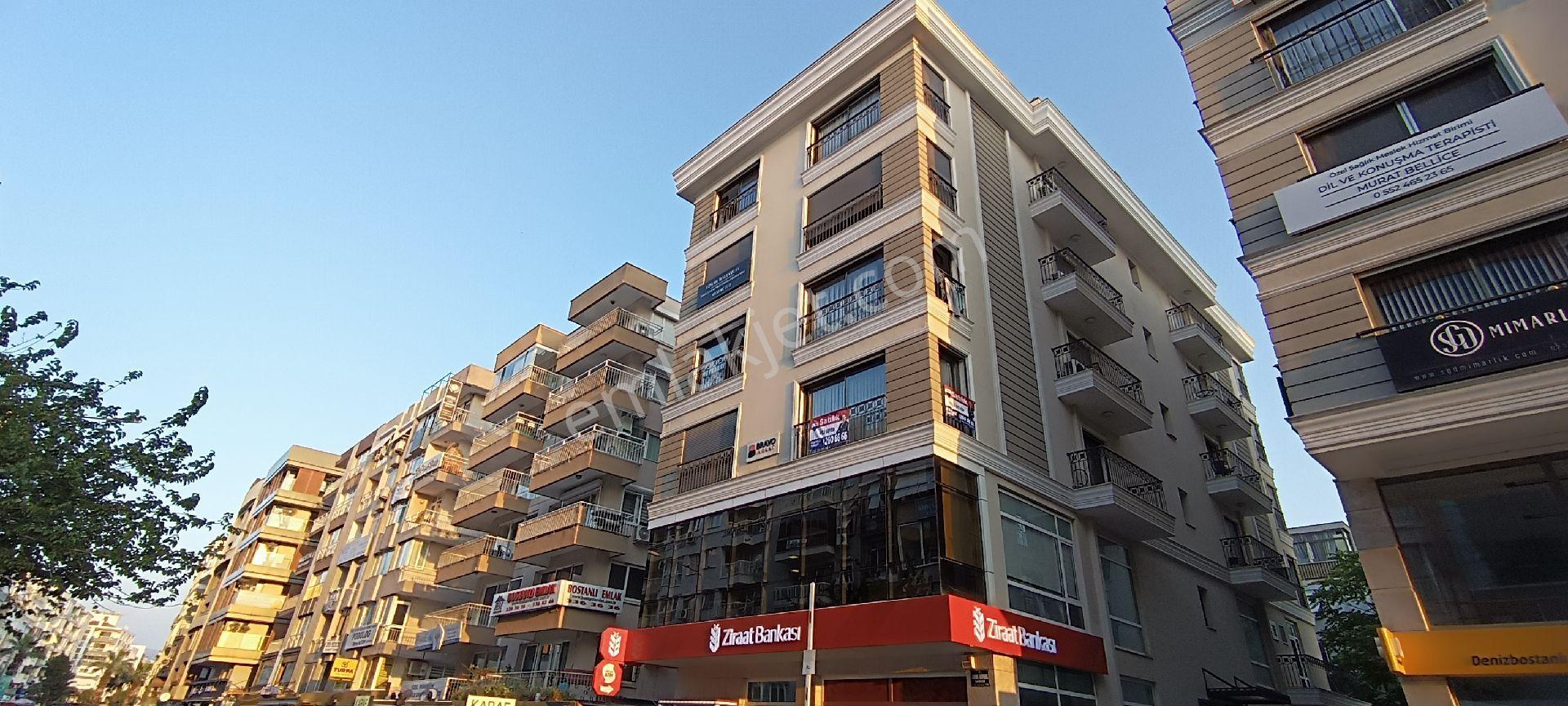 Bostanlı Merkez'de Cemal Gürsel Bulvarı Üzeri 3+1 Satılık Daire