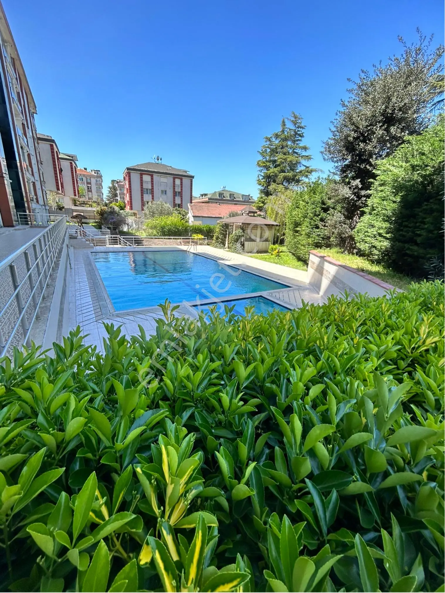 5.250.000 Tl______satılık 2+1 Bahçe Kat Daire____site+yüzme Havuz+bahçe+otopark+asansör