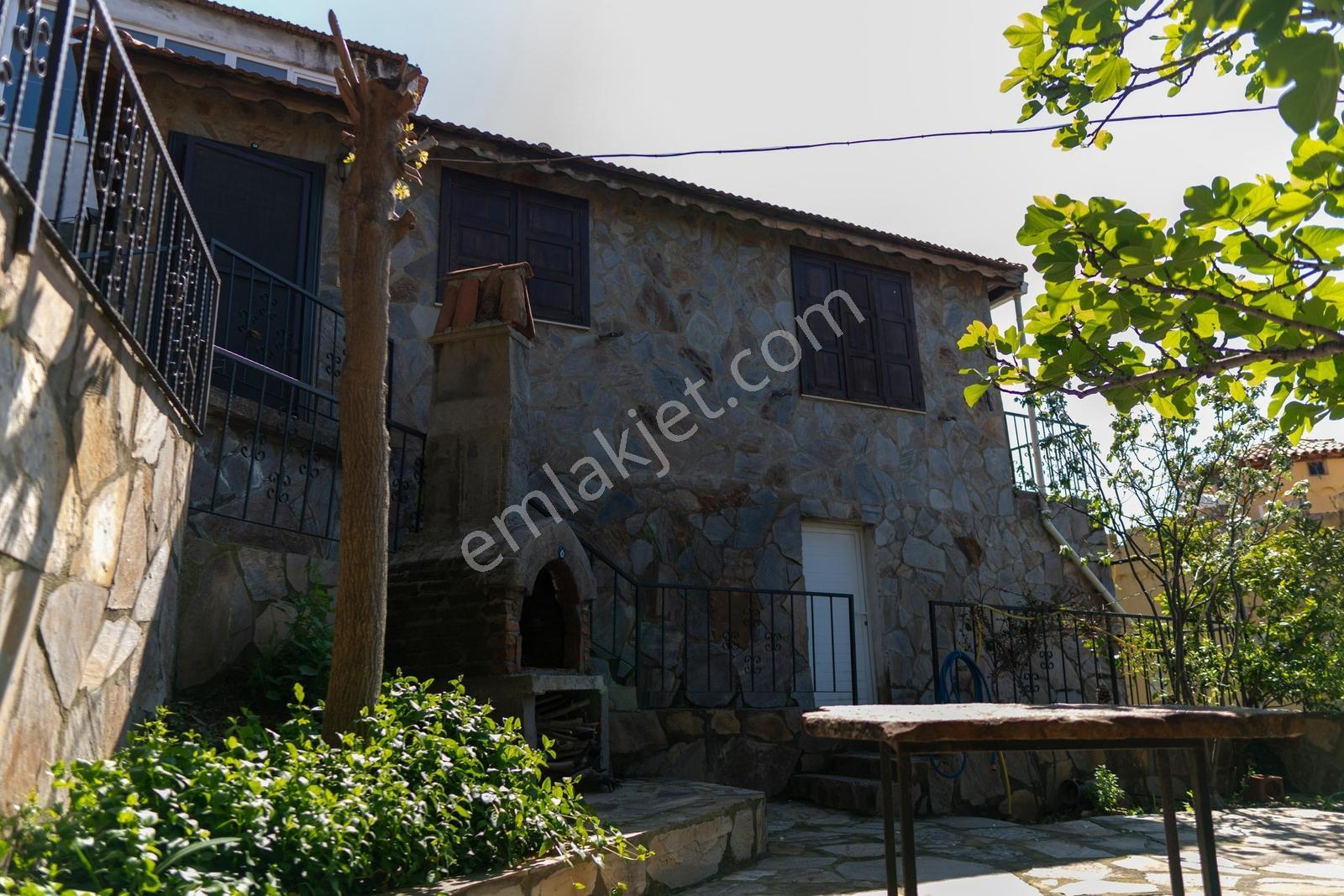 Beşparmak Dağları Ve Bafa Gölü Manzaralı Satılık Taş Ev