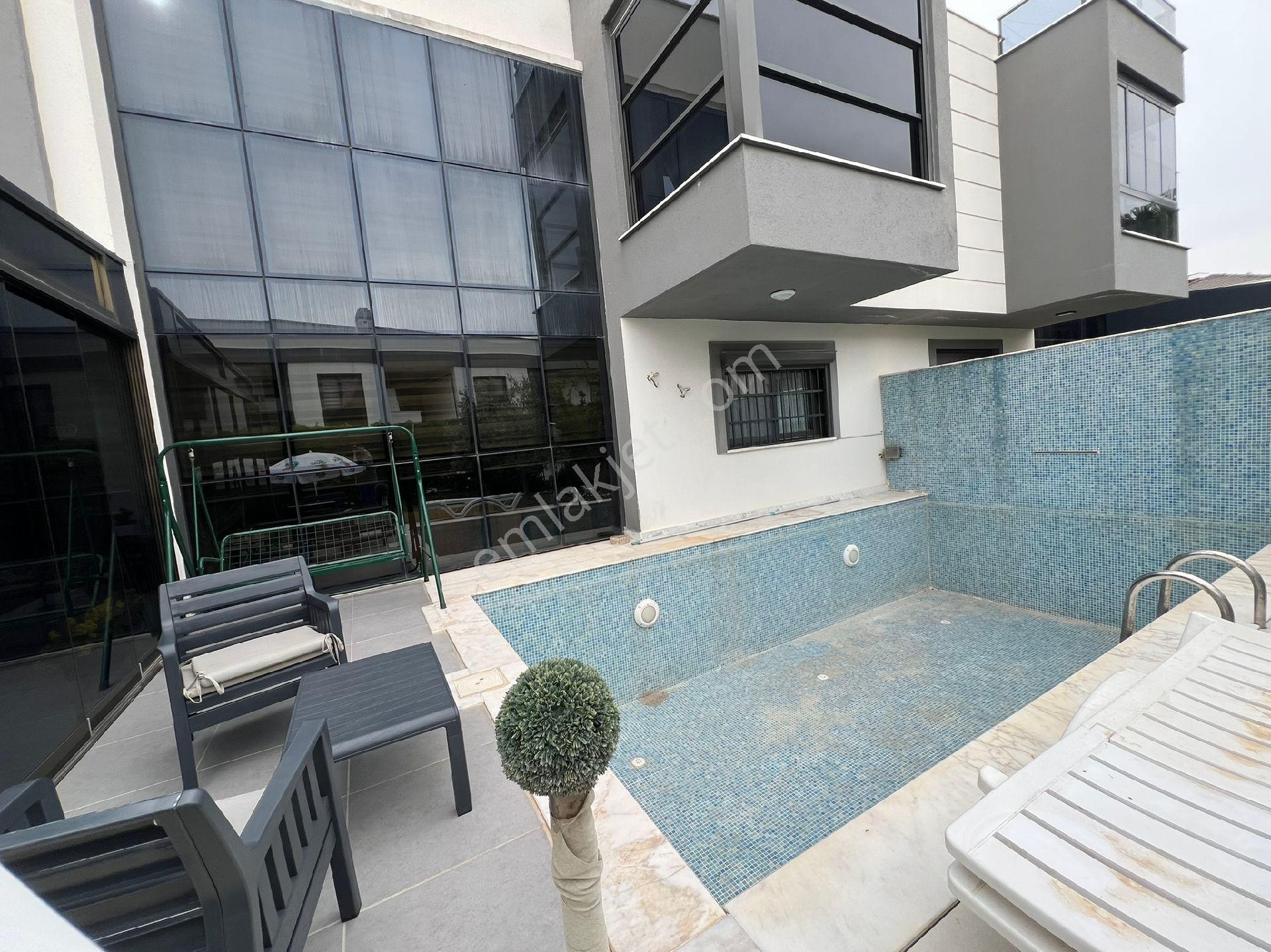 Kuşadası'nda Özel Havuzlu Müstakil 4+1 Villa - Görsel 2
