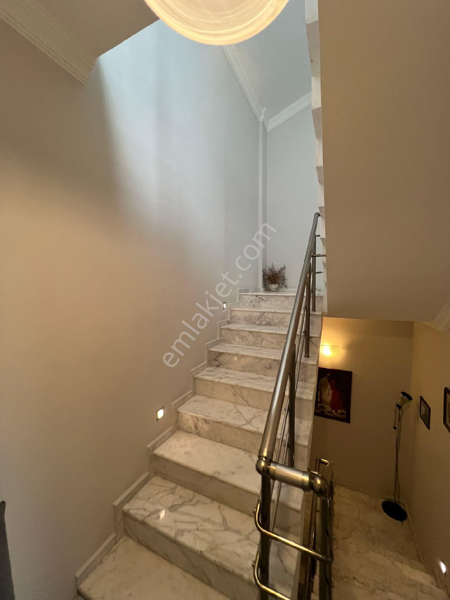 Kuşadası'nda Özel Havuzlu Müstakil 4+1 Villa - Görsel 33