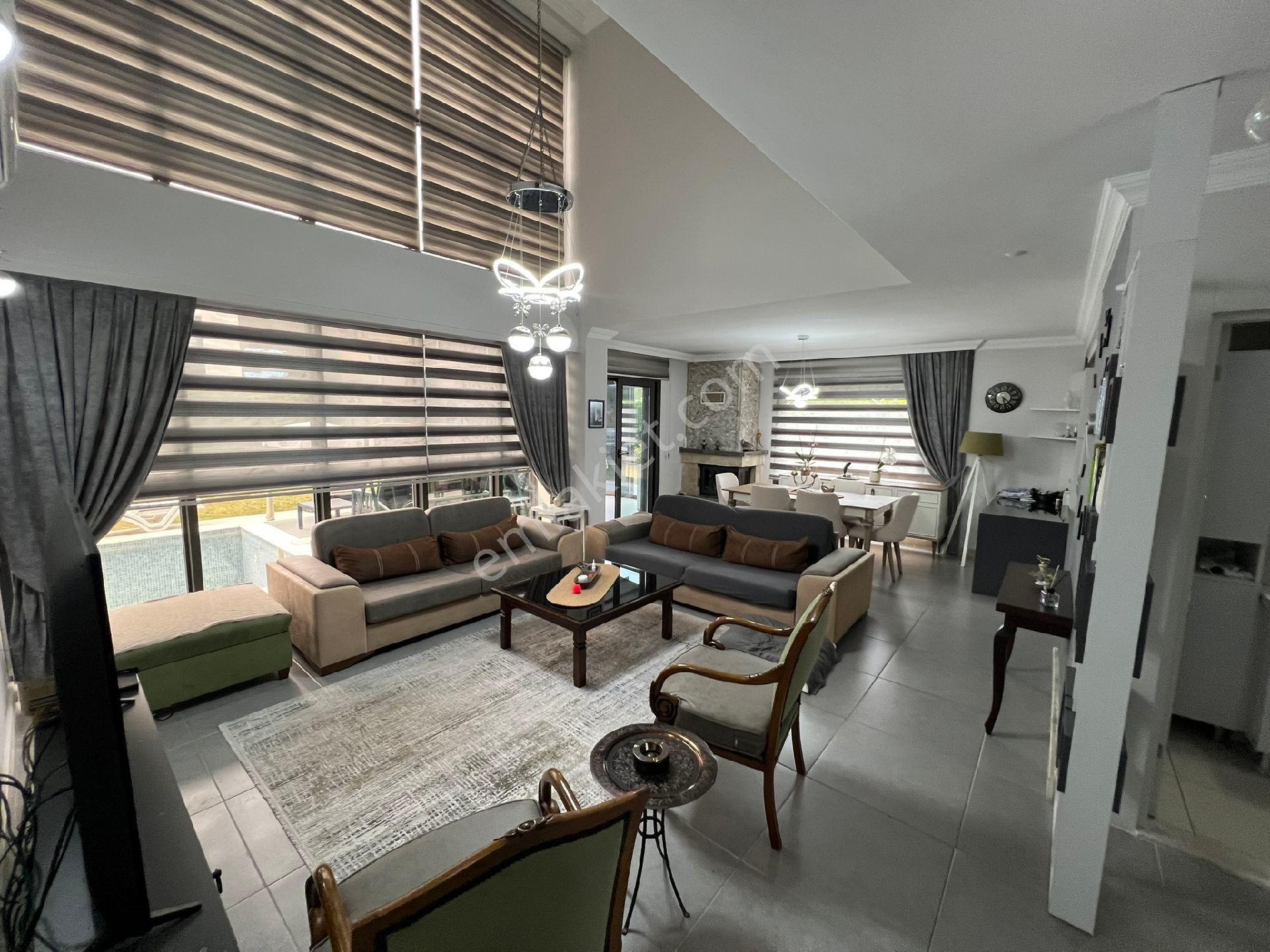Kuşadası'nda Özel Havuzlu Müstakil 4+1 Villa - Görsel 15