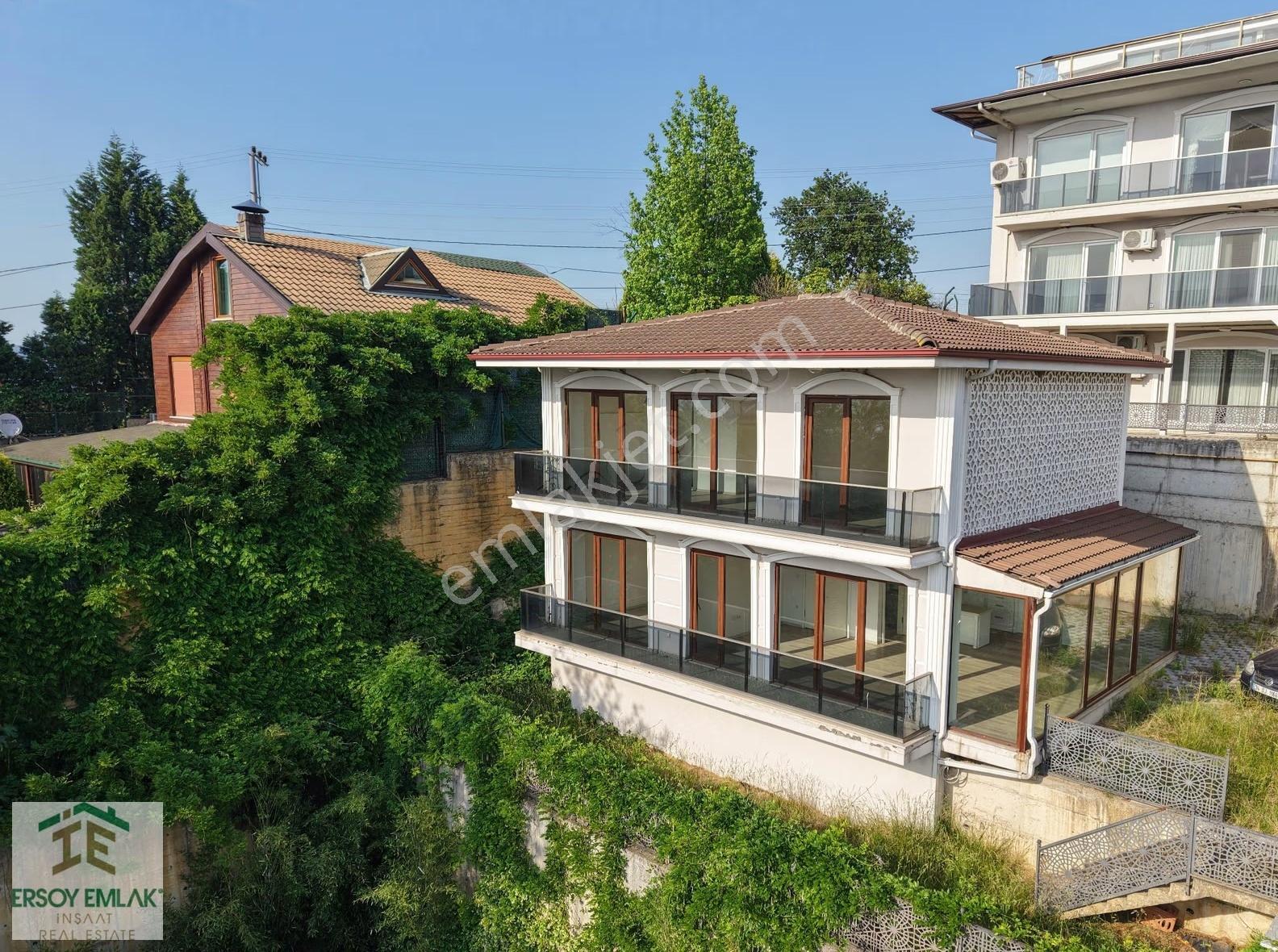 Sapanca Göl Manzaralı Site İçi Müstakil Trıplex Villa Satılık