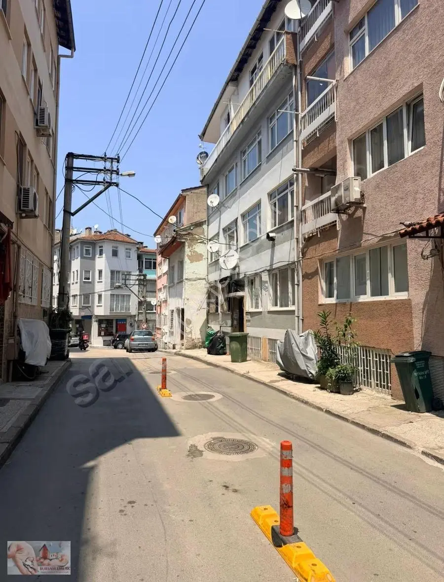 İpekçilik Caddesinde Satılık 3+1 Yarı Zemin Kat Bahçeli Satılık