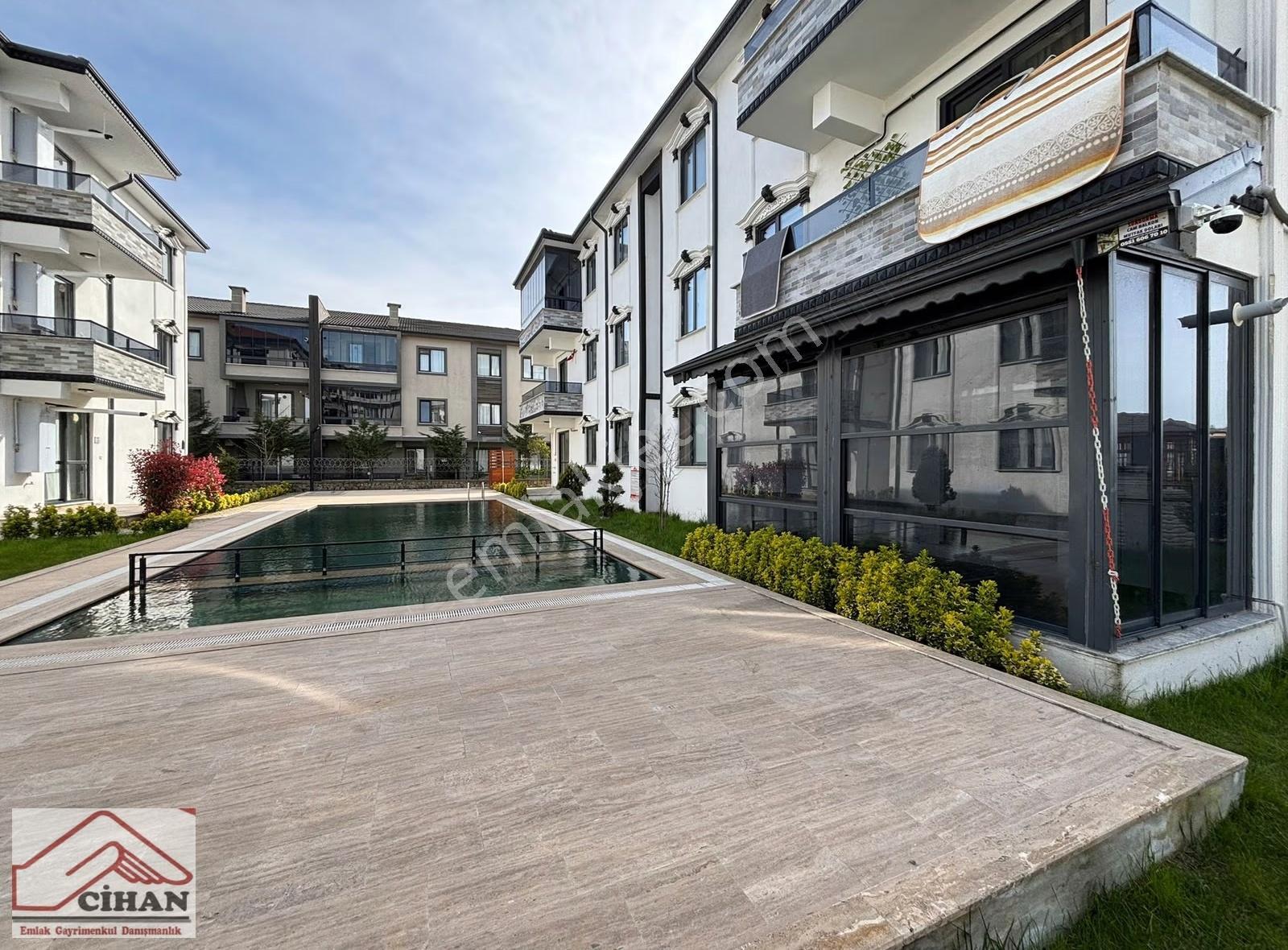 Havuza Cephe 2+1 Sıfır Eşyalı Kiralık Daire