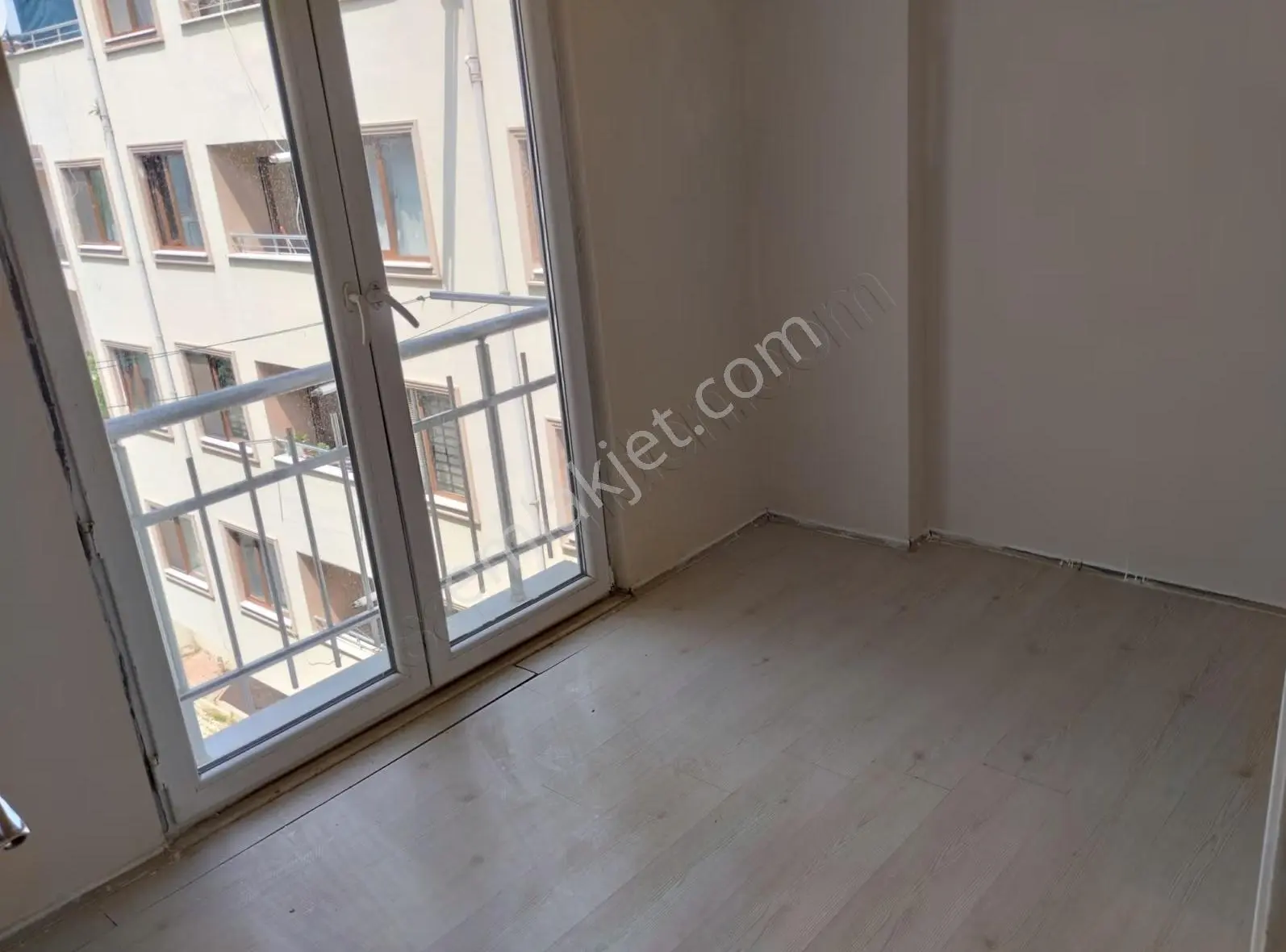 Eşref Emlak, Beyaz Eşyalı, Ayrı Mutfaklı Kiralık 2+1 Daire - Görsel 3
