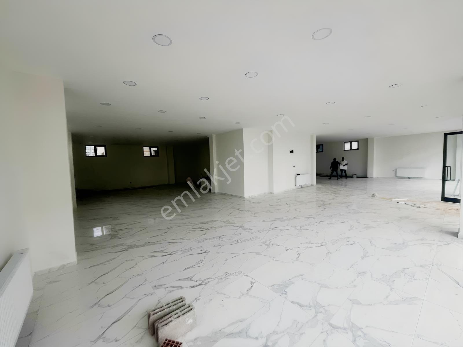 Bahçeşehir Yanı Kiralık 350 M2 Dükkan