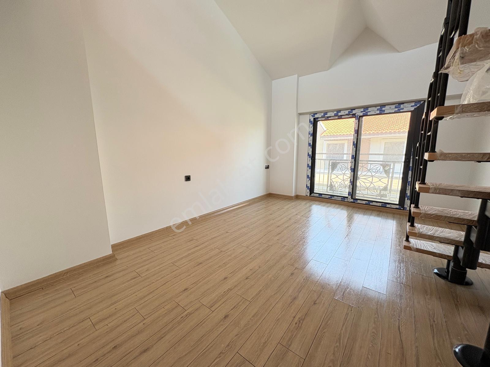 Kemalpaşa; Örnekköy'de, Havuzlu, Sosyal Tesisli Lüks 4+1 Villa - Görsel 18