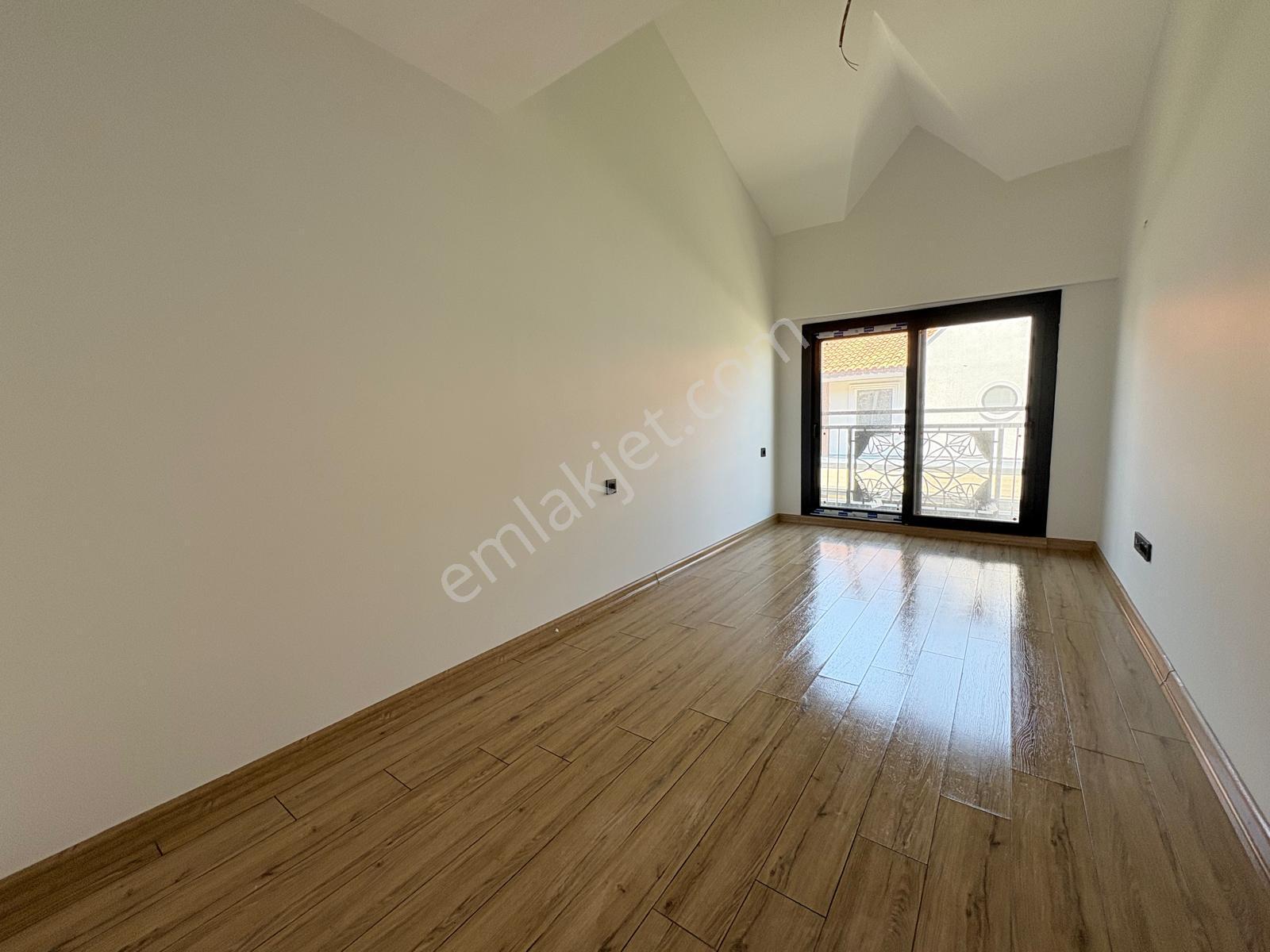 Kemalpaşa; Örnekköy'de, Havuzlu, Sosyal Tesisli Lüks 4+1 Villa - Görsel 16
