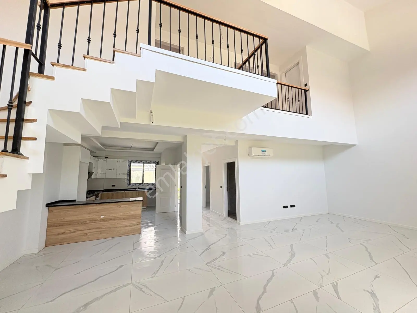 Kemalpaşa; Örnekköy'de, Havuzlu, Sosyal Tesisli Lüks 4+1 Villa - Görsel 3