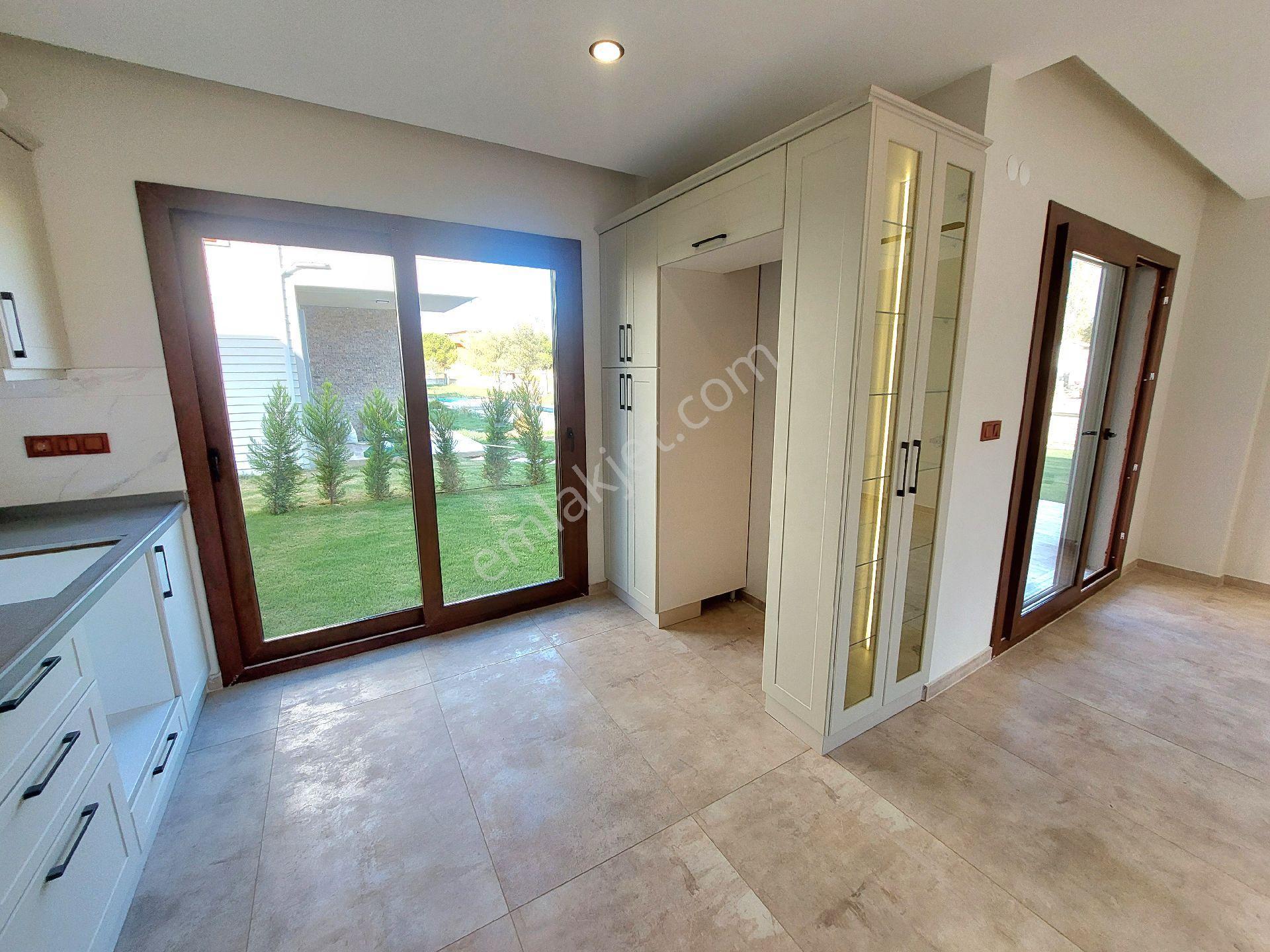 Kuşadasında Havuzlu Sitede Müstakil Sıfır Villa - Görsel 10