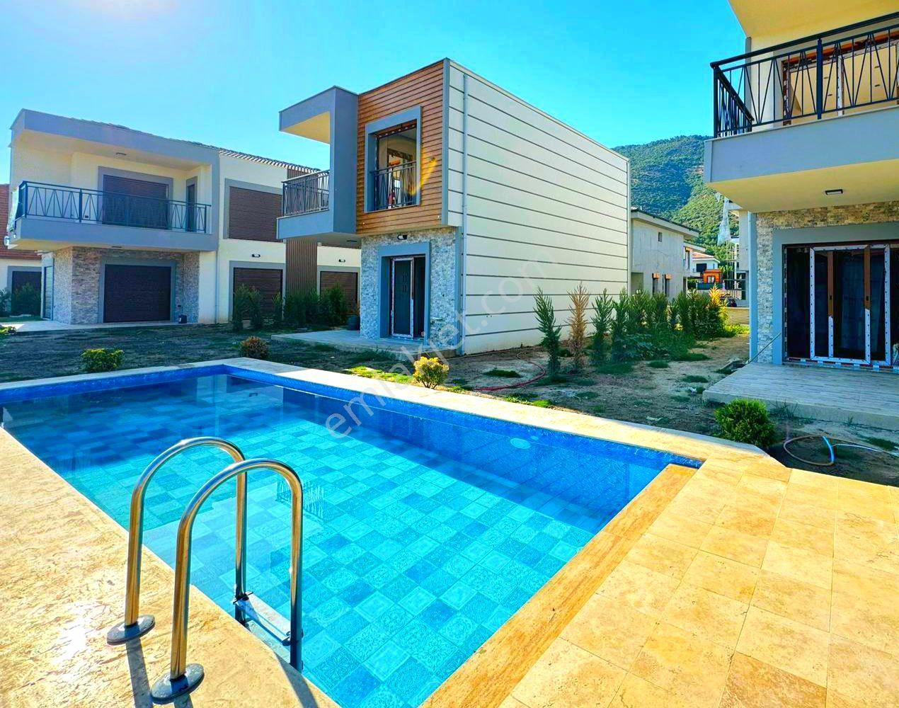 Kuşadasında Havuzlu Sitede Müstakil Sıfır Villa - Görsel 2