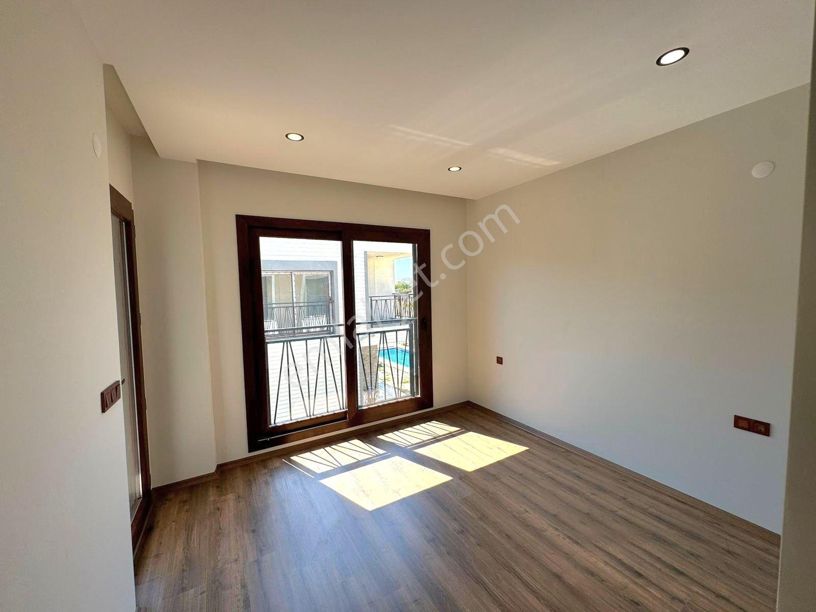 Kuşadasında Havuzlu Sitede Müstakil Sıfır Villa - Görsel 23