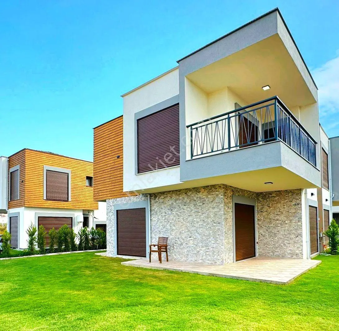 Kuşadasında Havuzlu Sitede Müstakil Sıfır Villa