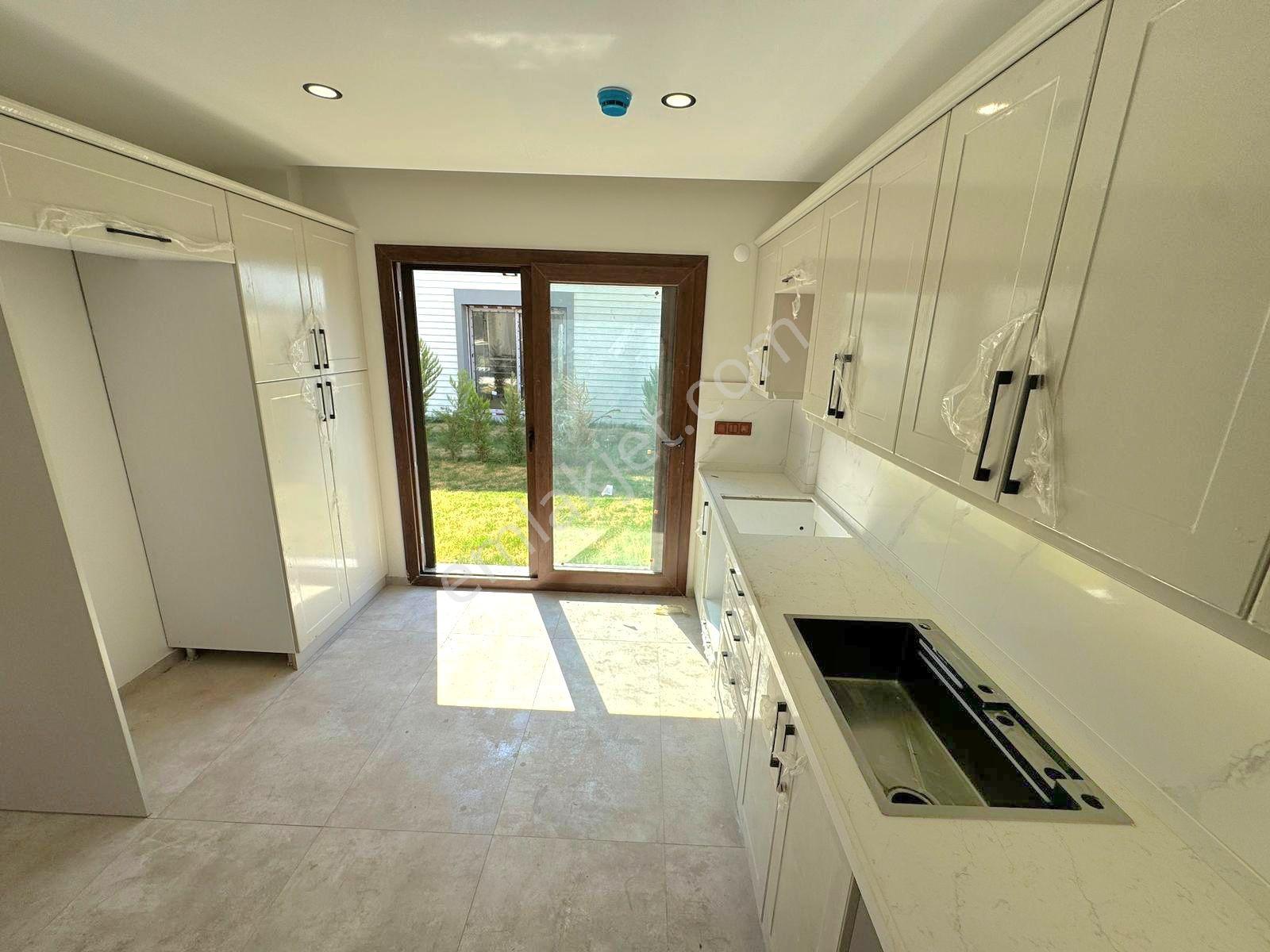 Kuşadasında Havuzlu Sitede Müstakil Sıfır Villa - Görsel 18