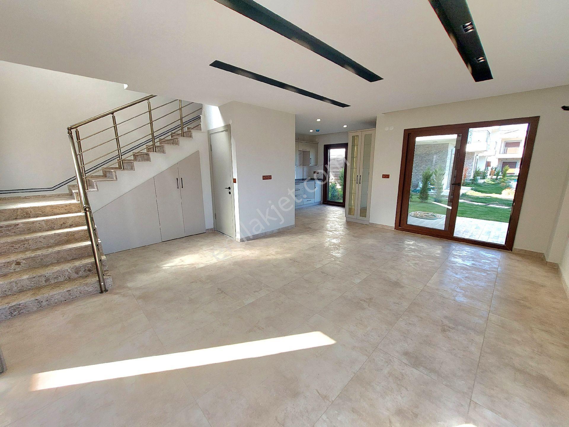 Kuşadasında Havuzlu Sitede Müstakil Sıfır Villa - Görsel 8