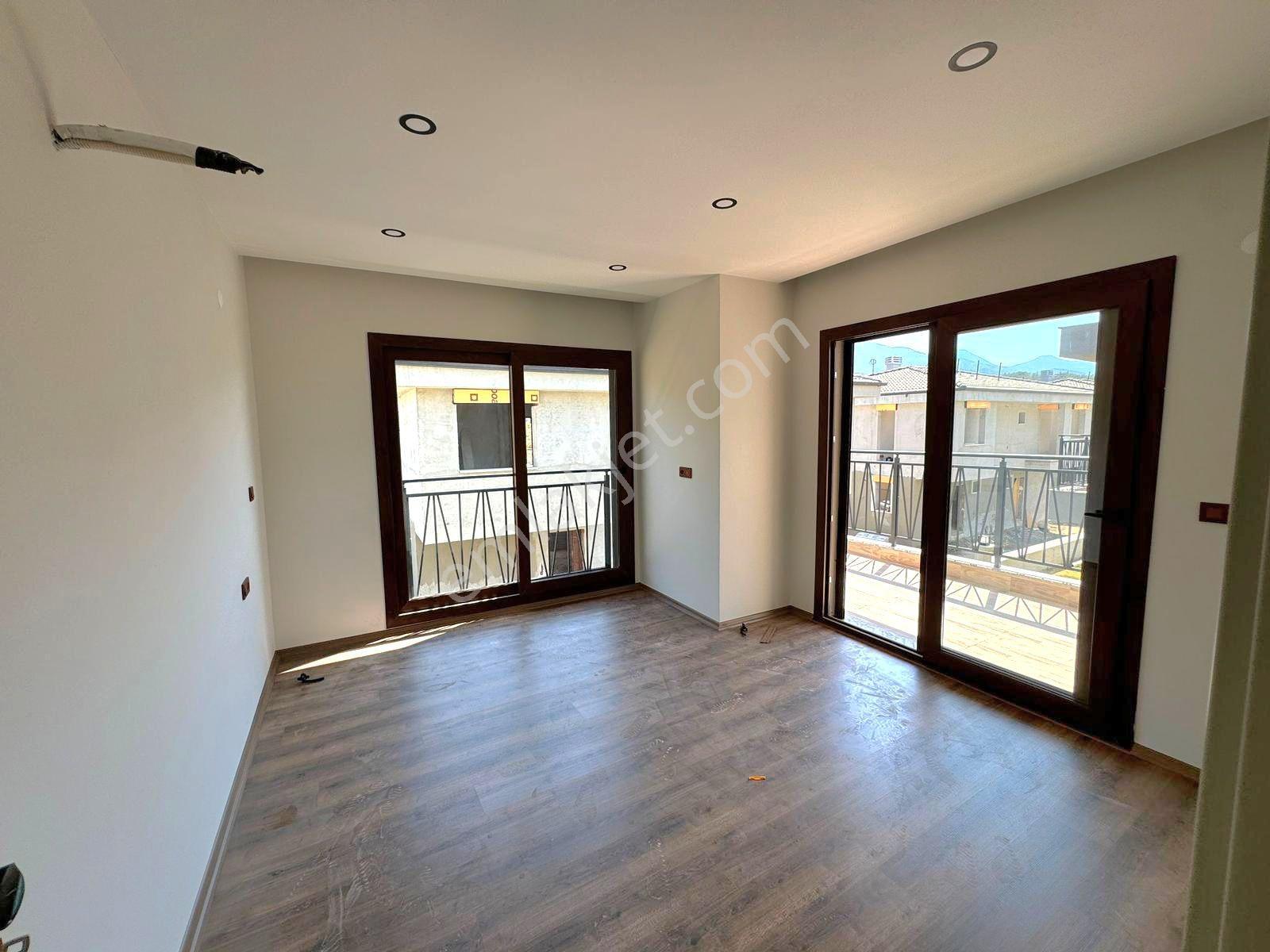 Kuşadasında Havuzlu Sitede Müstakil Sıfır Villa - Görsel 24