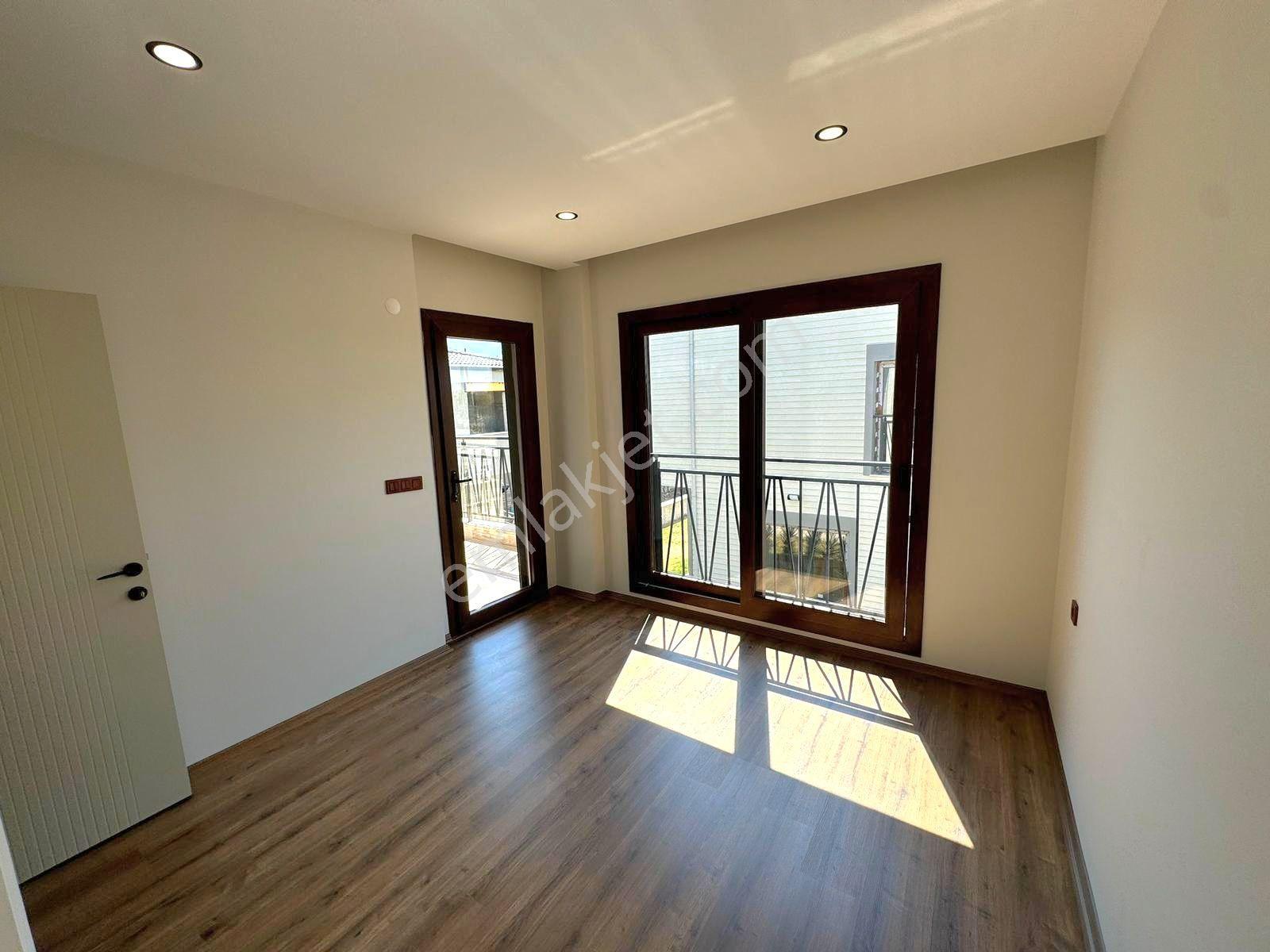 Kuşadasında Havuzlu Sitede Müstakil Sıfır Villa - Görsel 17