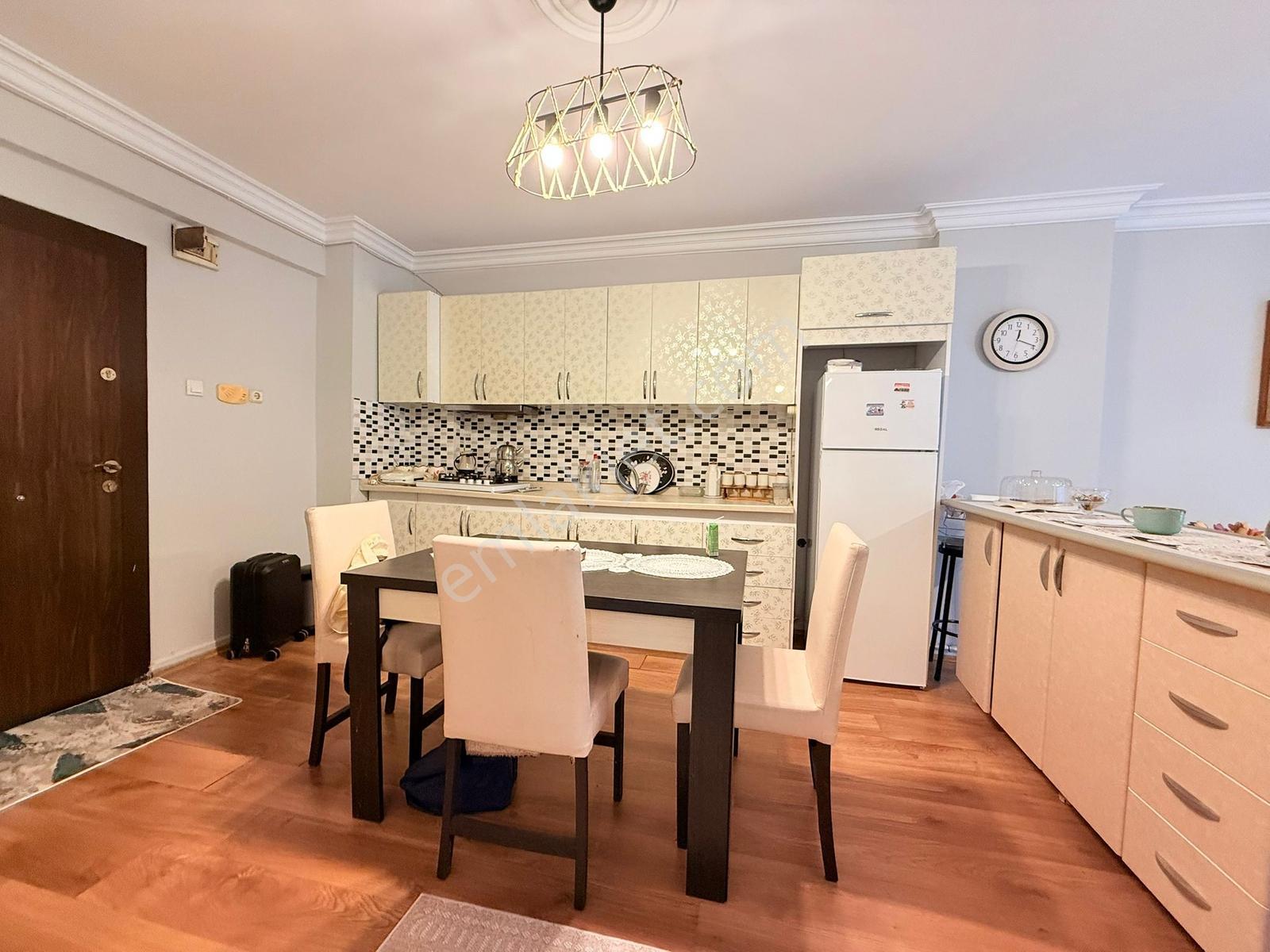 Han Emlak'tan 75. Yıl'da Denize Sıfır Eşyalı 1+1 Kiralık Daire - Görsel 3