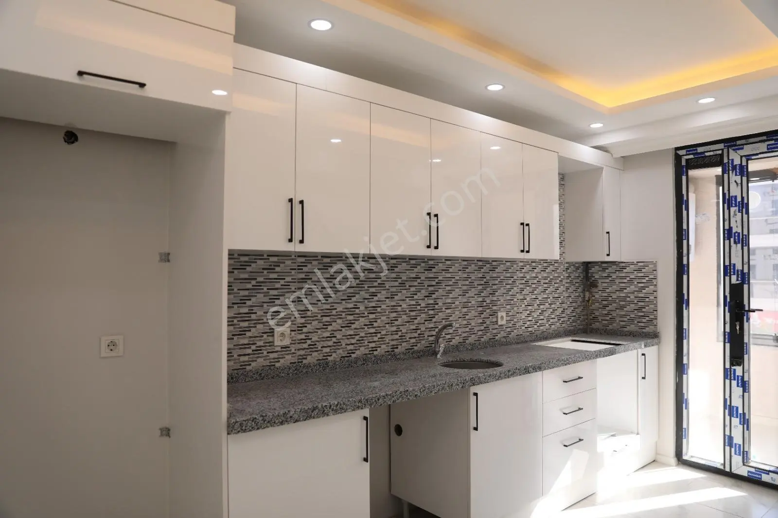 Haznedar Meydana 100 Metre Geniş 3+1 12m2 Ön Cephe Sıfır Daire - Görsel 4