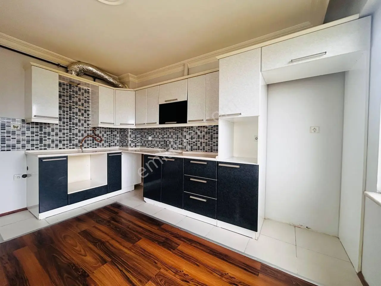 Cağaloğlu Caddesinin Bir Sokak Üstünde 3+1 Kiralık Daire - Görsel 4