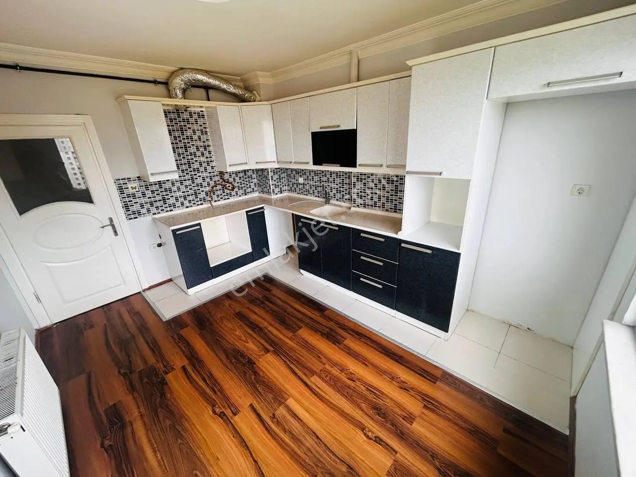 Cağaloğlu Caddesinin Bir Sokak Üstünde 3+1 Kiralık Daire - Görsel 2
