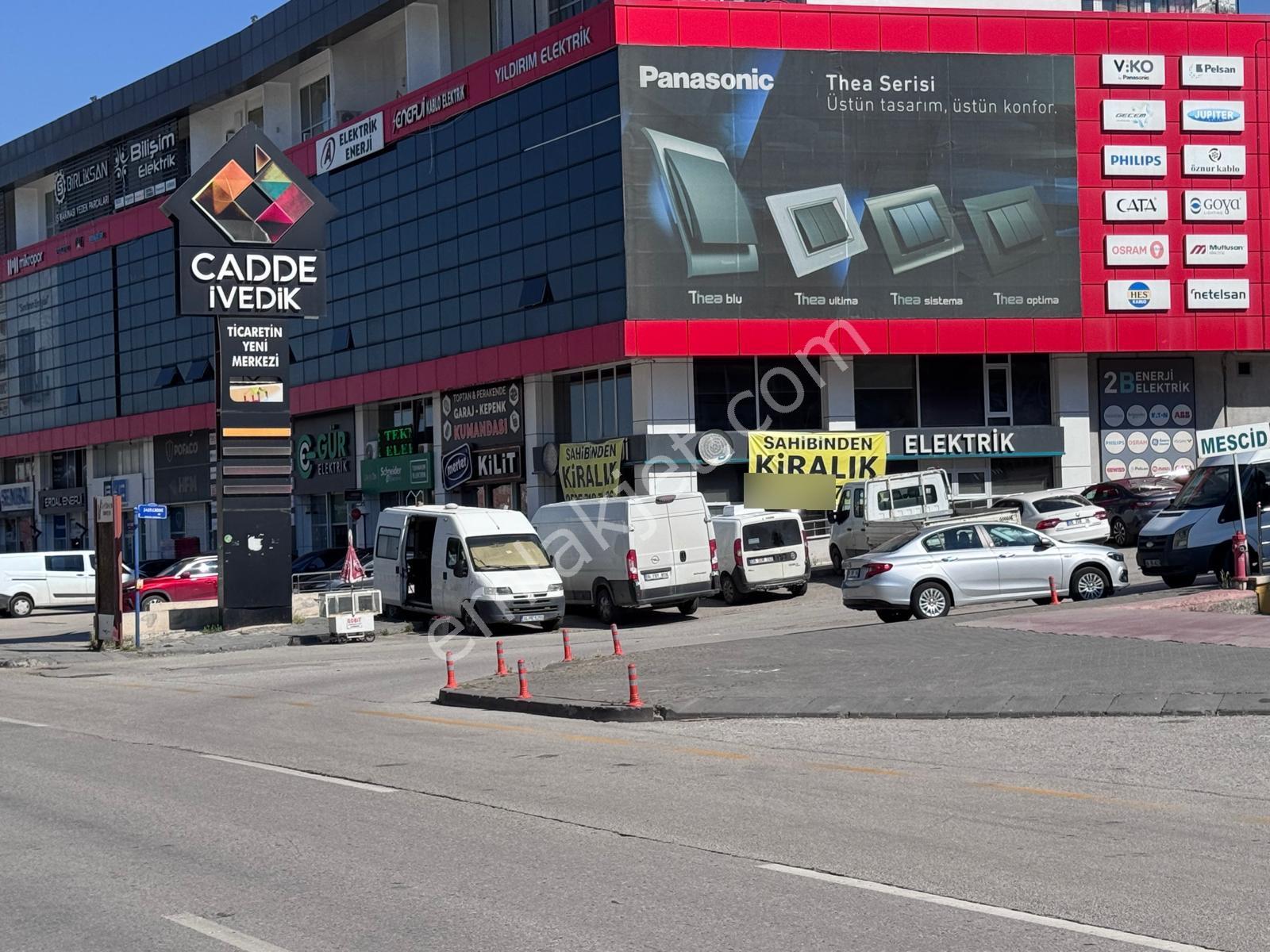 Sahibinden Cadde Üzerinde Köşe Başı 4 Katlı Full Yapılı Dükkan