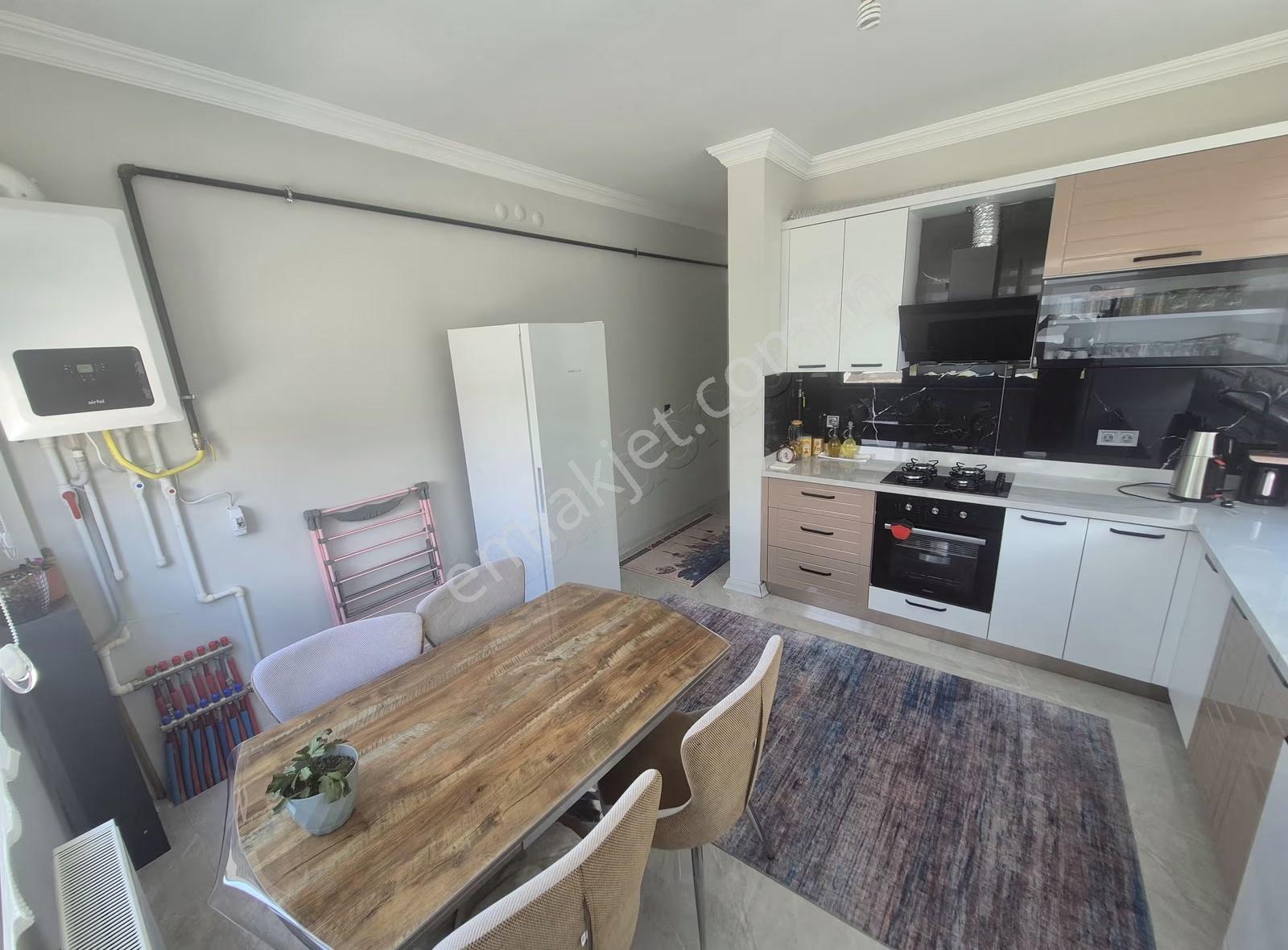 Bahçelievlerde Köşe Başı Ayrı Mutfak 2+1 Satılık Daire
