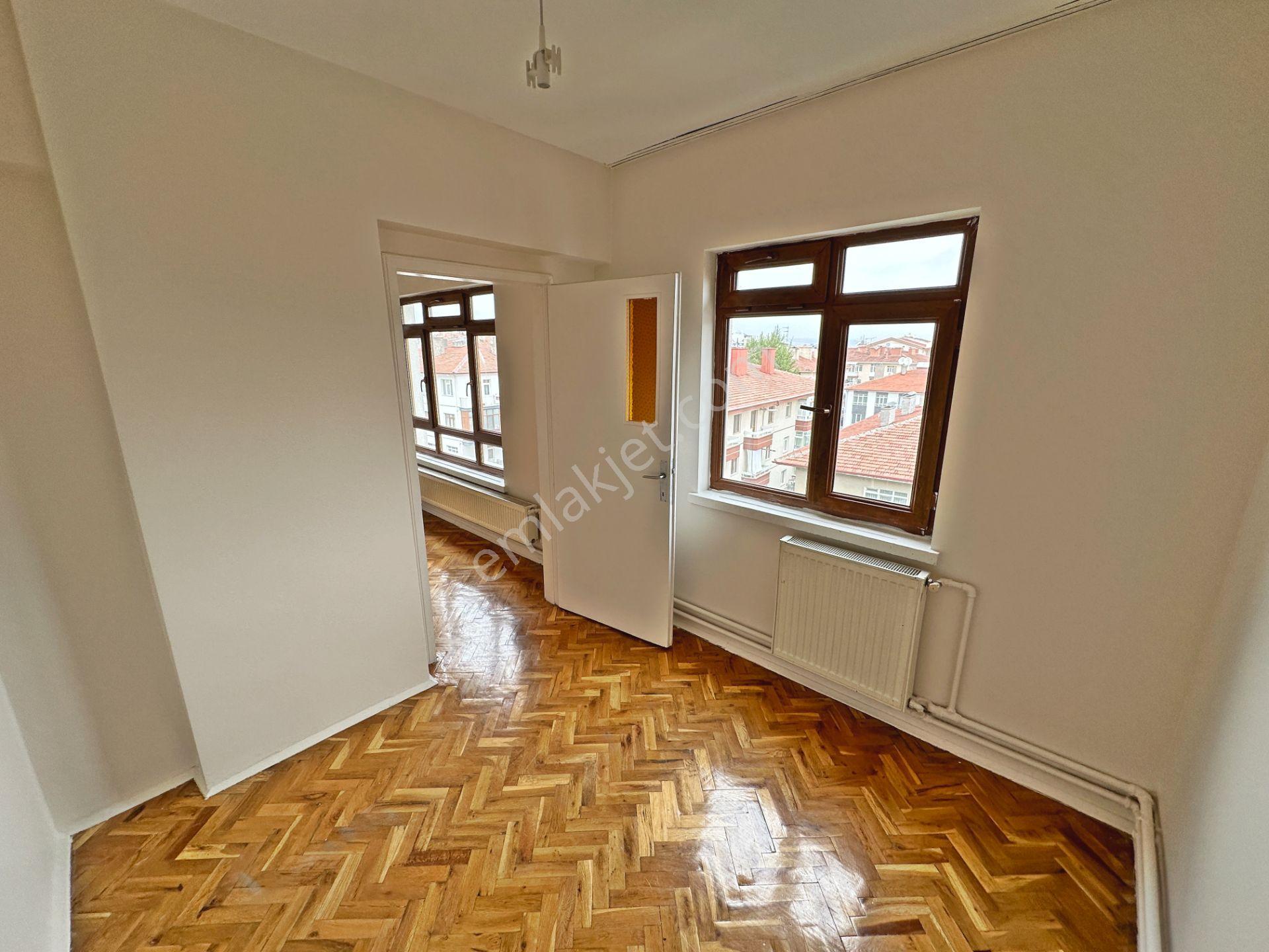 Saimekadın Göbekte Katta Manzaralı Bakımlı 3+1 Kiralık Daire - Görsel 8