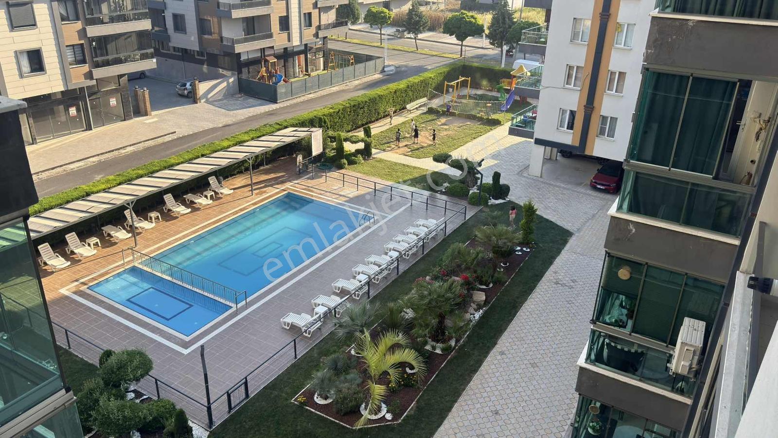 Reşatbey Mah. Havuzlu Sitede 2+1 Çift Balkonlu Kiralık Daire