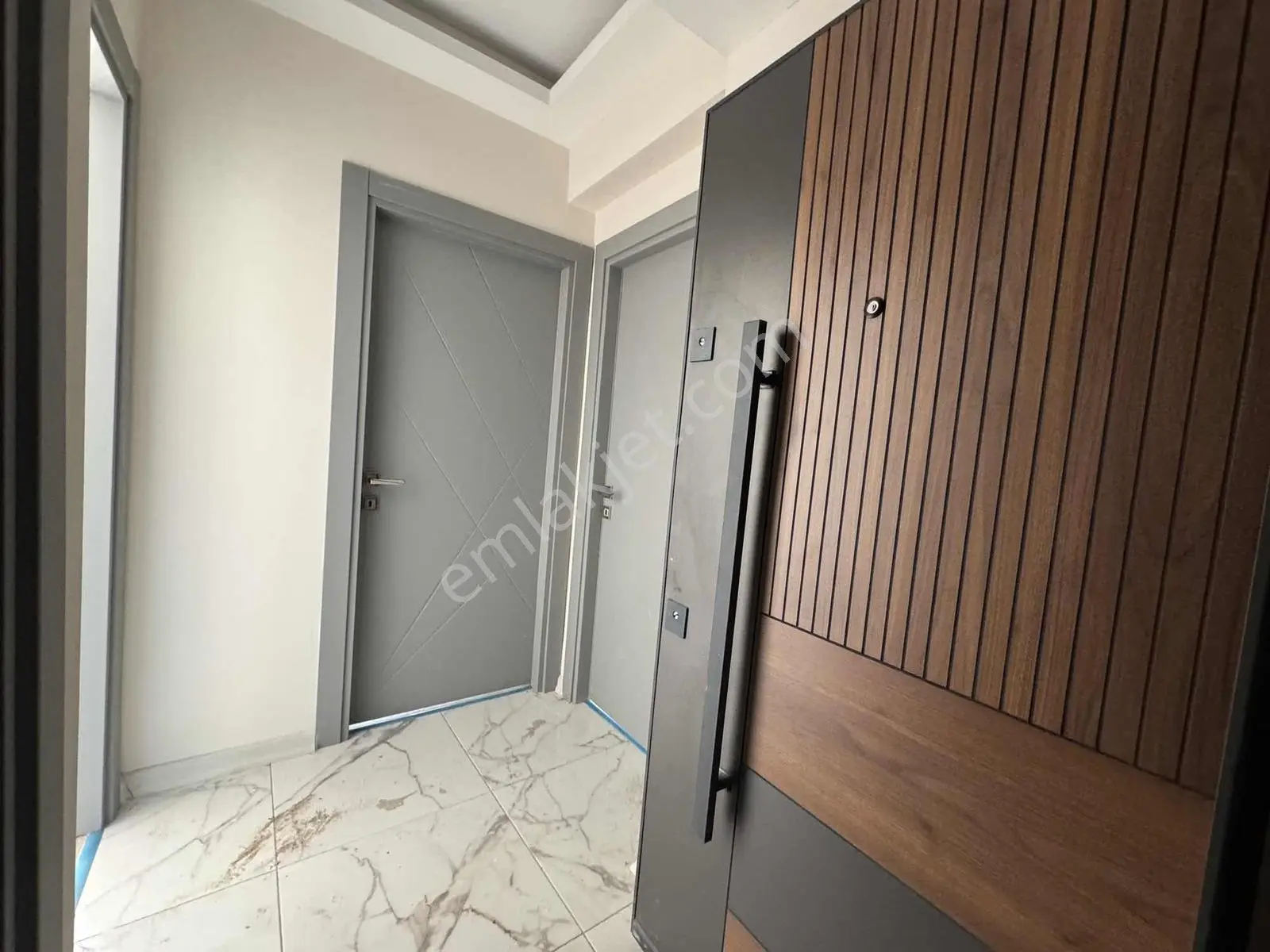 Turpa Mega Dan Bayraklı Soğukkuyu Da Uygun Satılık 2+1 Daire