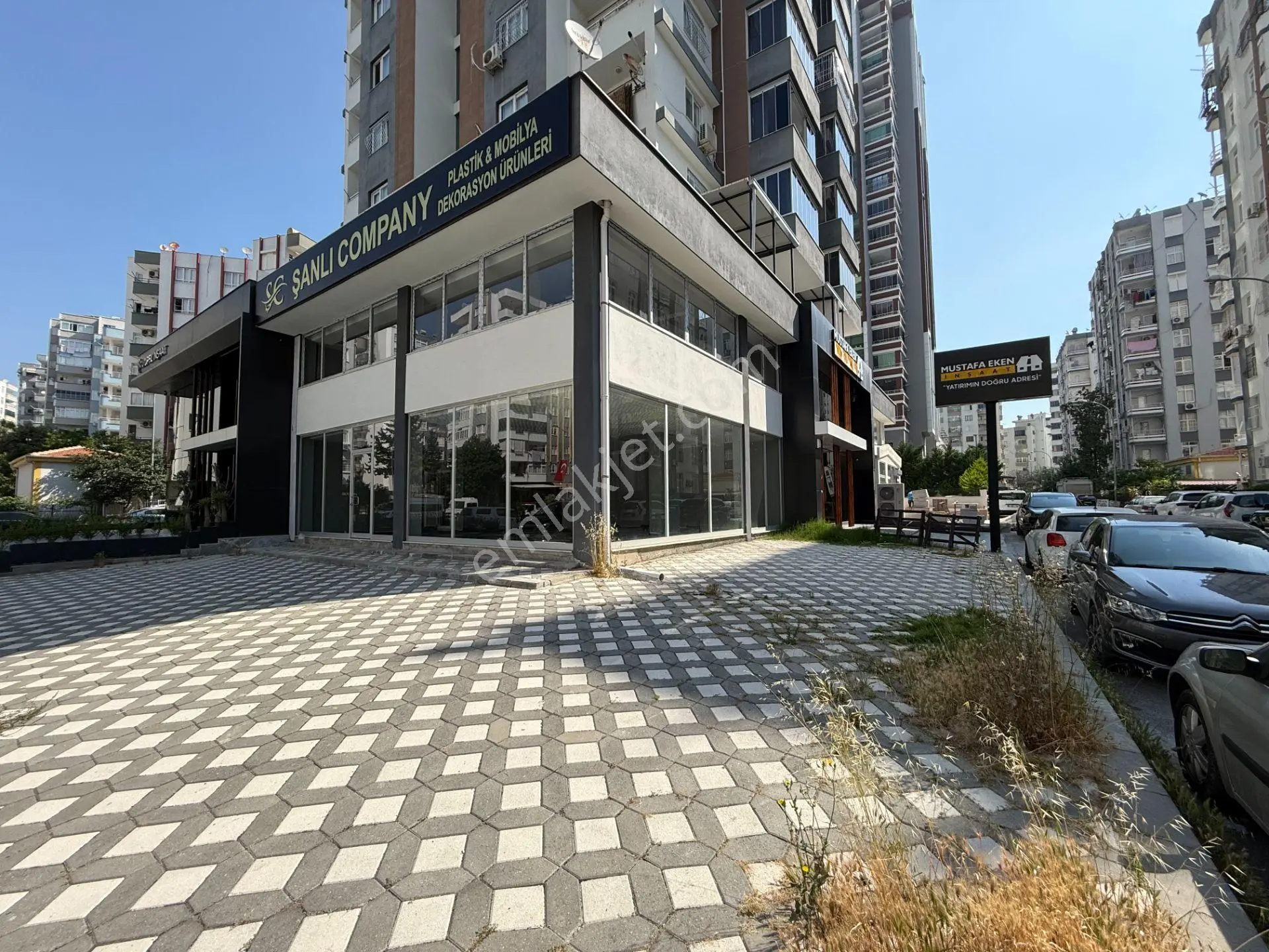 Kenan Evren'de 300 M2 Kapalı 150 M2 Ön Kullanıma Sahip Satılık İşyeri