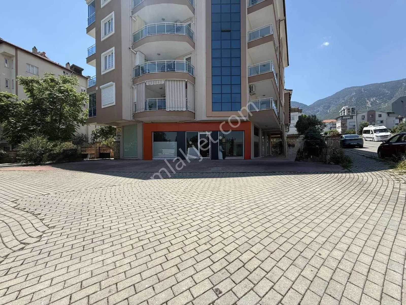 Analitik'den Anacadde Üzeri Köşe Parsel Kiralık İşyeri