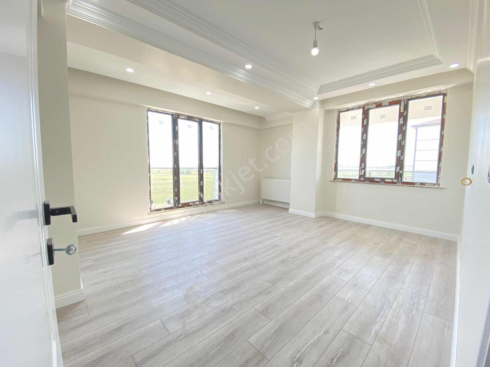 Çorlu Cumhuriyet Mahallesinde Ara Katta 100m2 Satılık Daireler