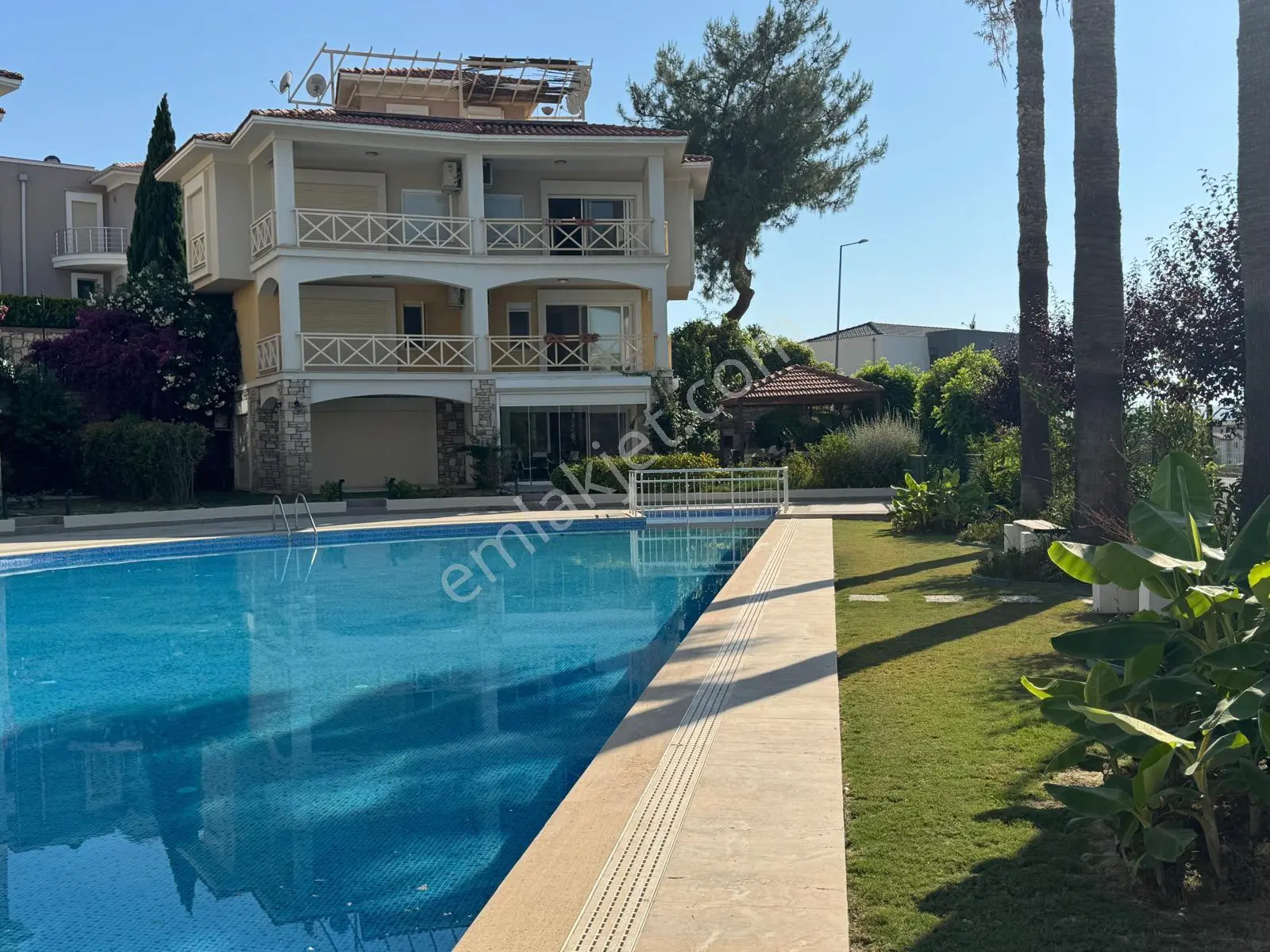 Kuşadası Soğucak'ta Havuzlu Sitede Bahçeli 3+1 Müstakil Villa