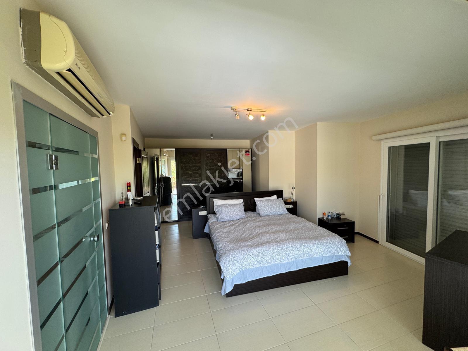 Kuşadası Soğucak'ta Havuzlu Sitede Bahçeli 3+1 Müstakil Villa - Görsel 11