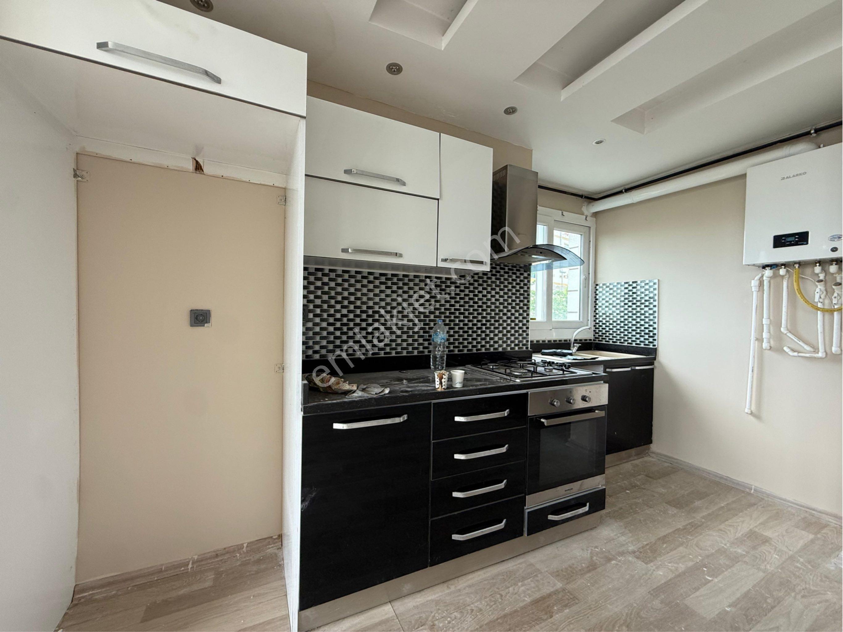 Karslılarda Göl Manzaralı 4+2 Site İçi Satılık Çatı Dublexi