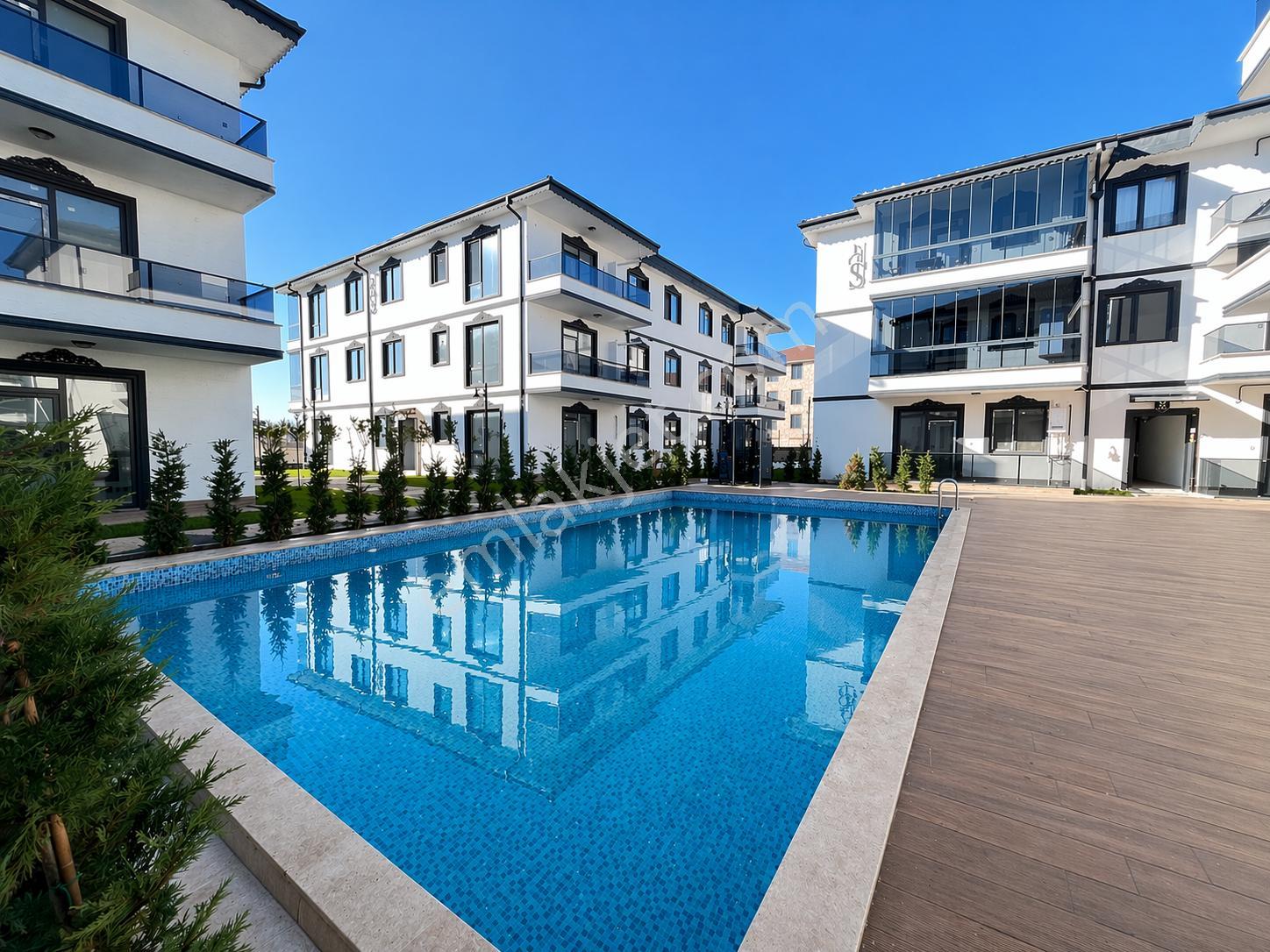 Modern Mimari-lüks Ve Konforlu-havuzlu- Özel Site İçi Daireler!!