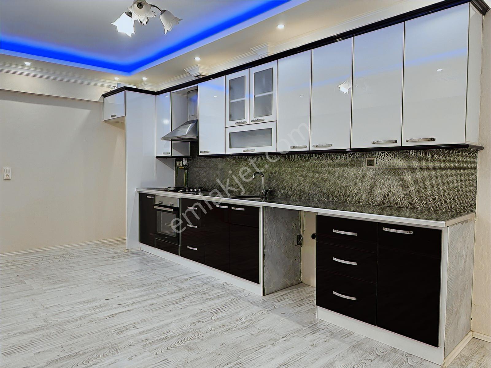 İstiklal Mahallesinde 3+1 Kiralık Ara Kat Cam Balkon Daire